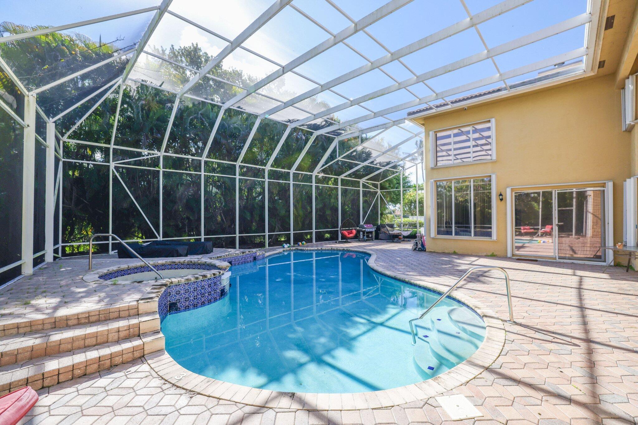 SATURNIA - Residential