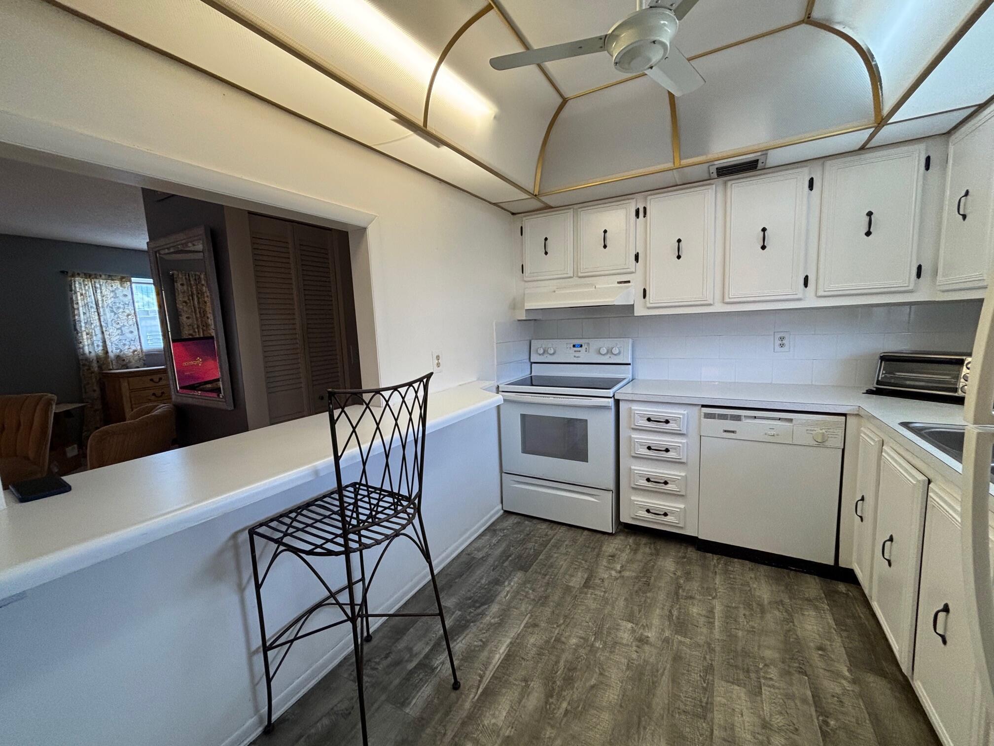 LAKESIDE VILLAGE - Residential