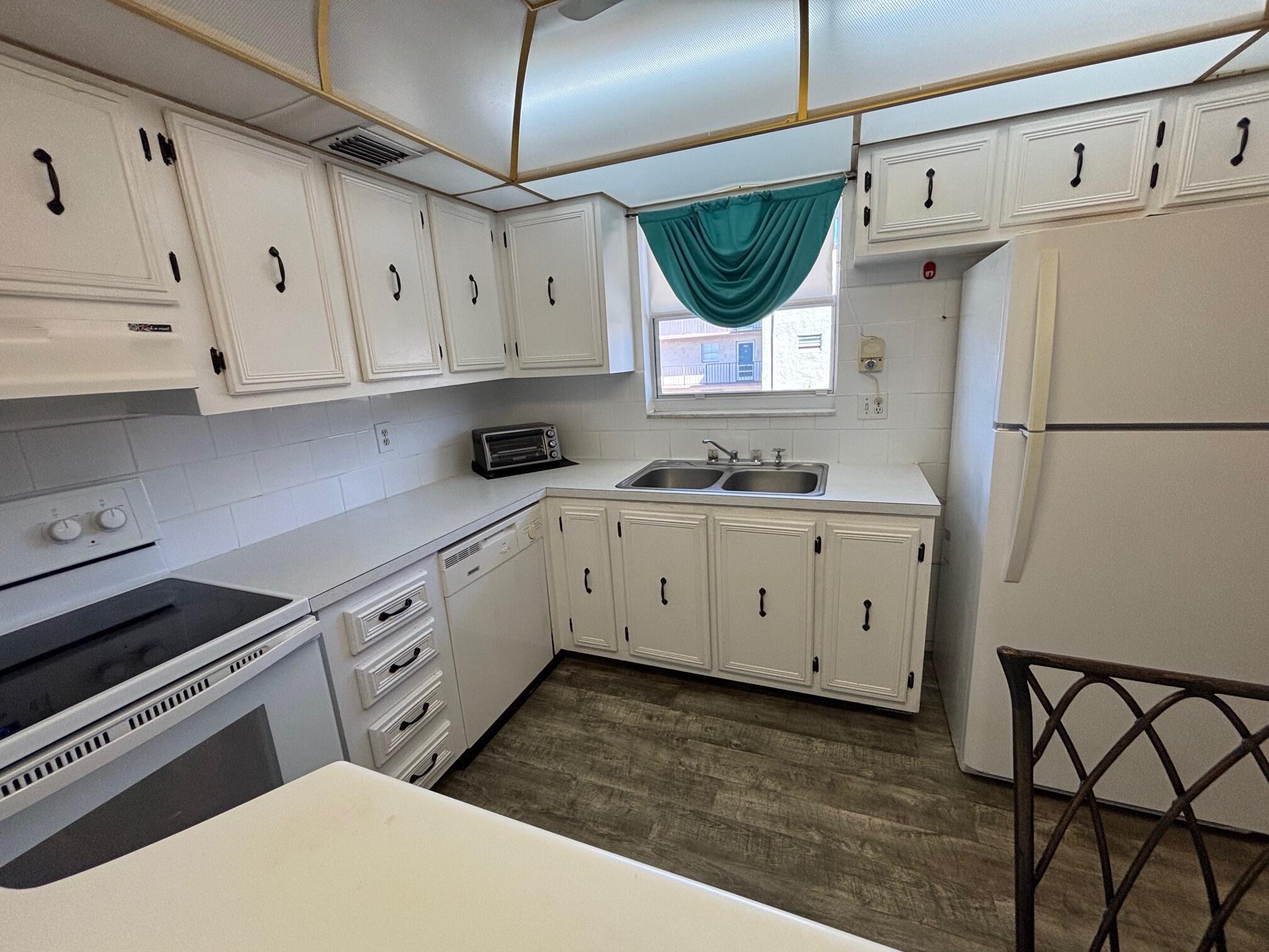 LAKESIDE VILLAGE - Residential