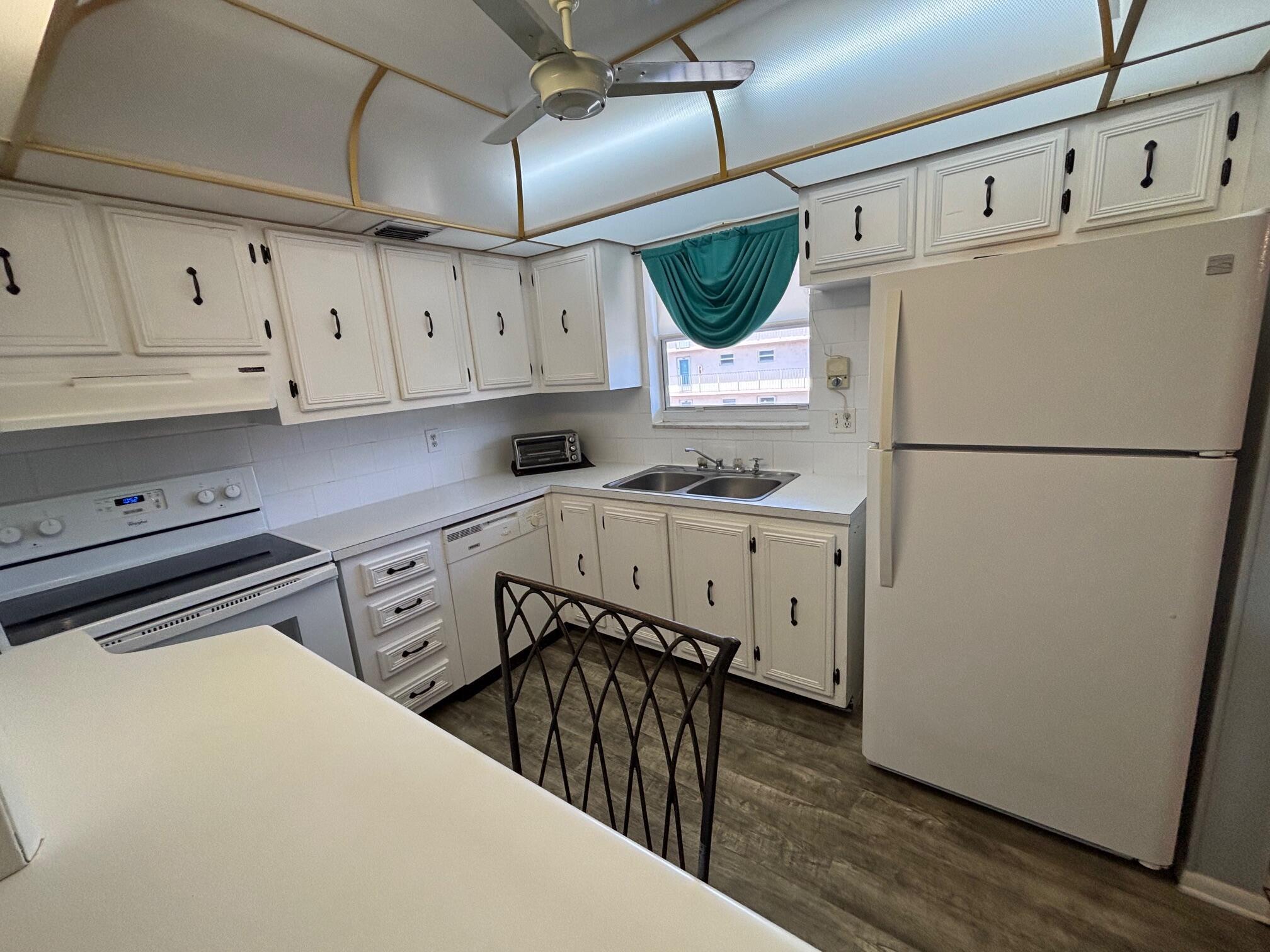 LAKESIDE VILLAGE - Residential