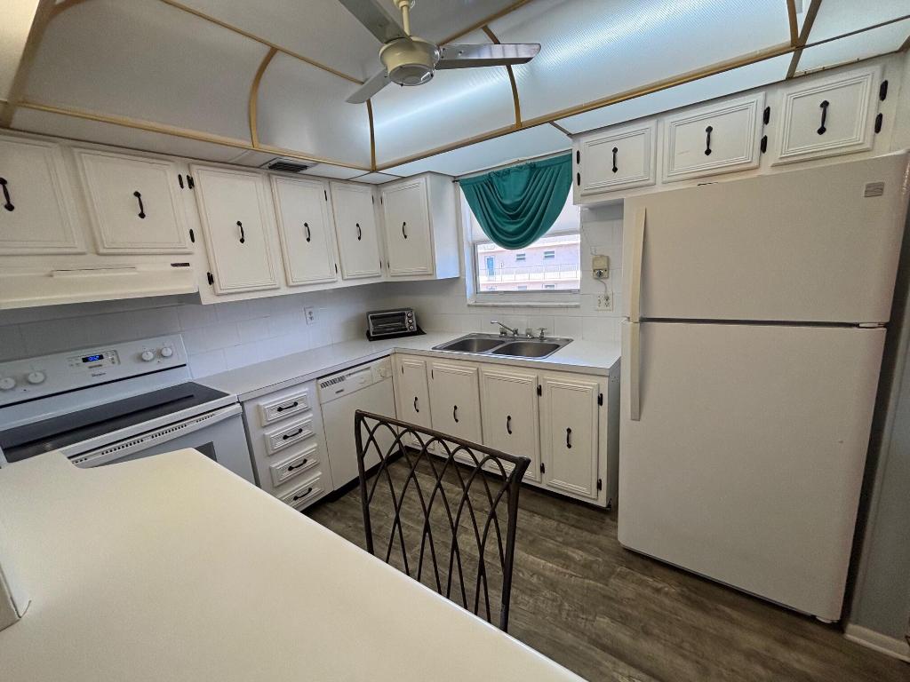 LAKESIDE VILLAGE - Residential