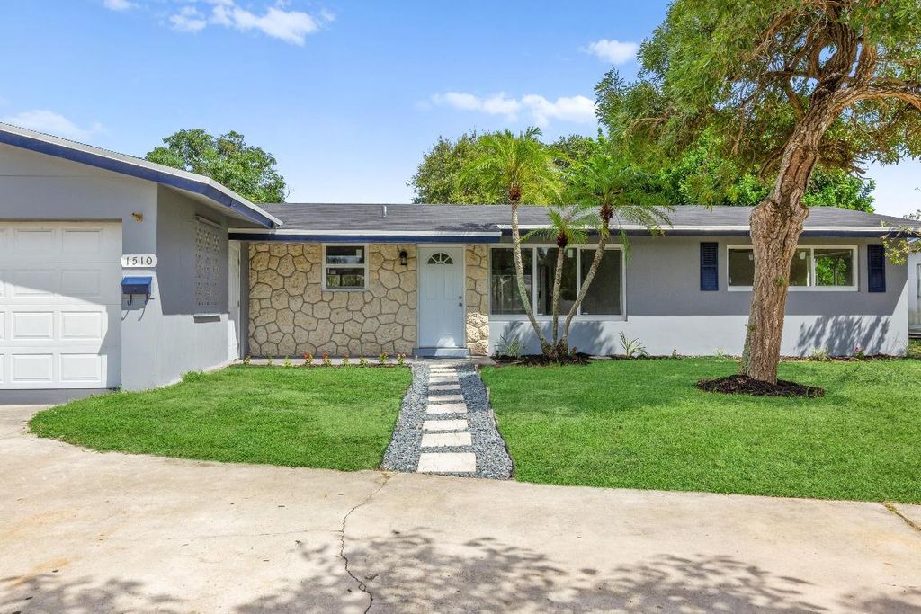 Photo of 1510 SW 2nd Street, Boynton Beach, FL 33435 (MLS # R11127105)