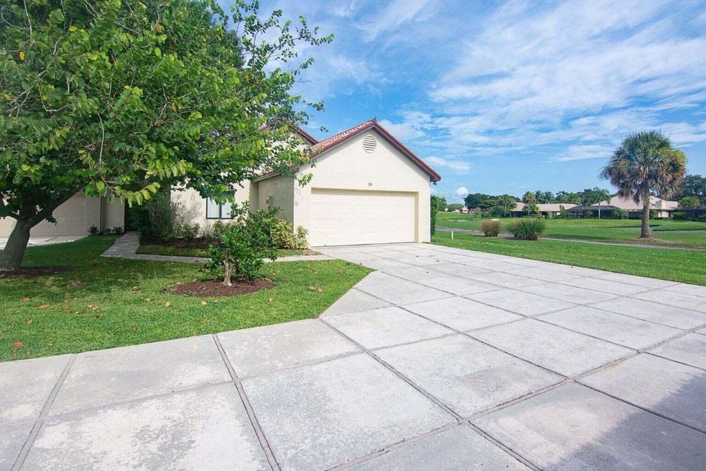 Photo of 19 N Ironwood Way N, Palm Beach Gardens, FL 33418 (MLS # R10975621)