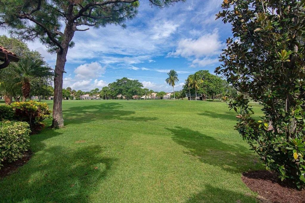 Photo of 19 N Ironwood Way N, Palm Beach Gardens, FL 33418 (MLS # R10975621)