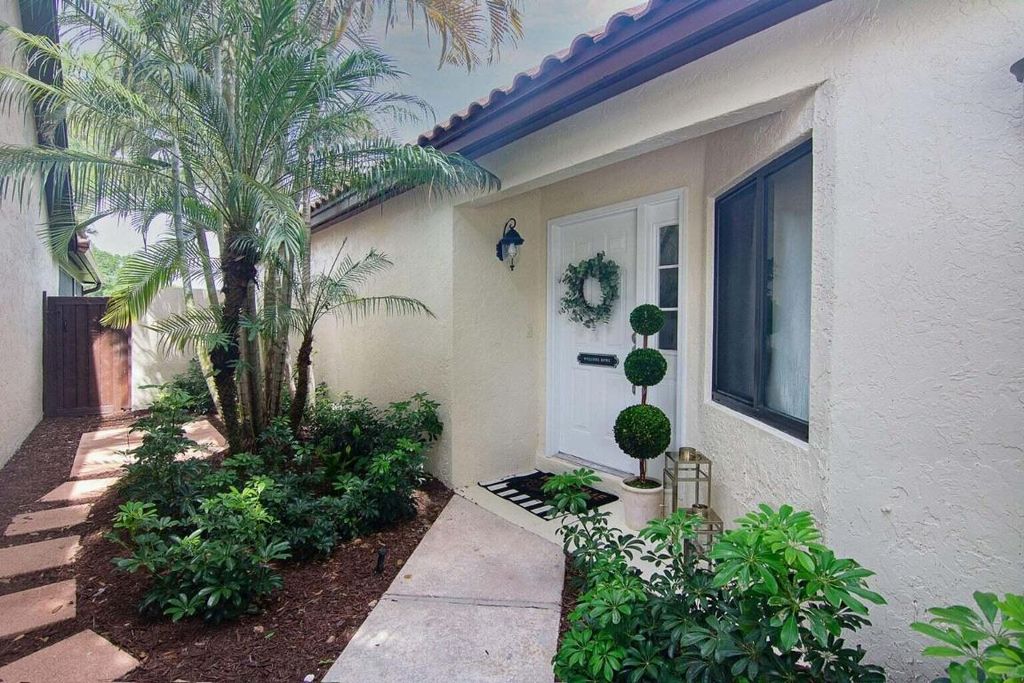 Photo of 19 N Ironwood Way N, Palm Beach Gardens, FL 33418 (MLS # R10975621)