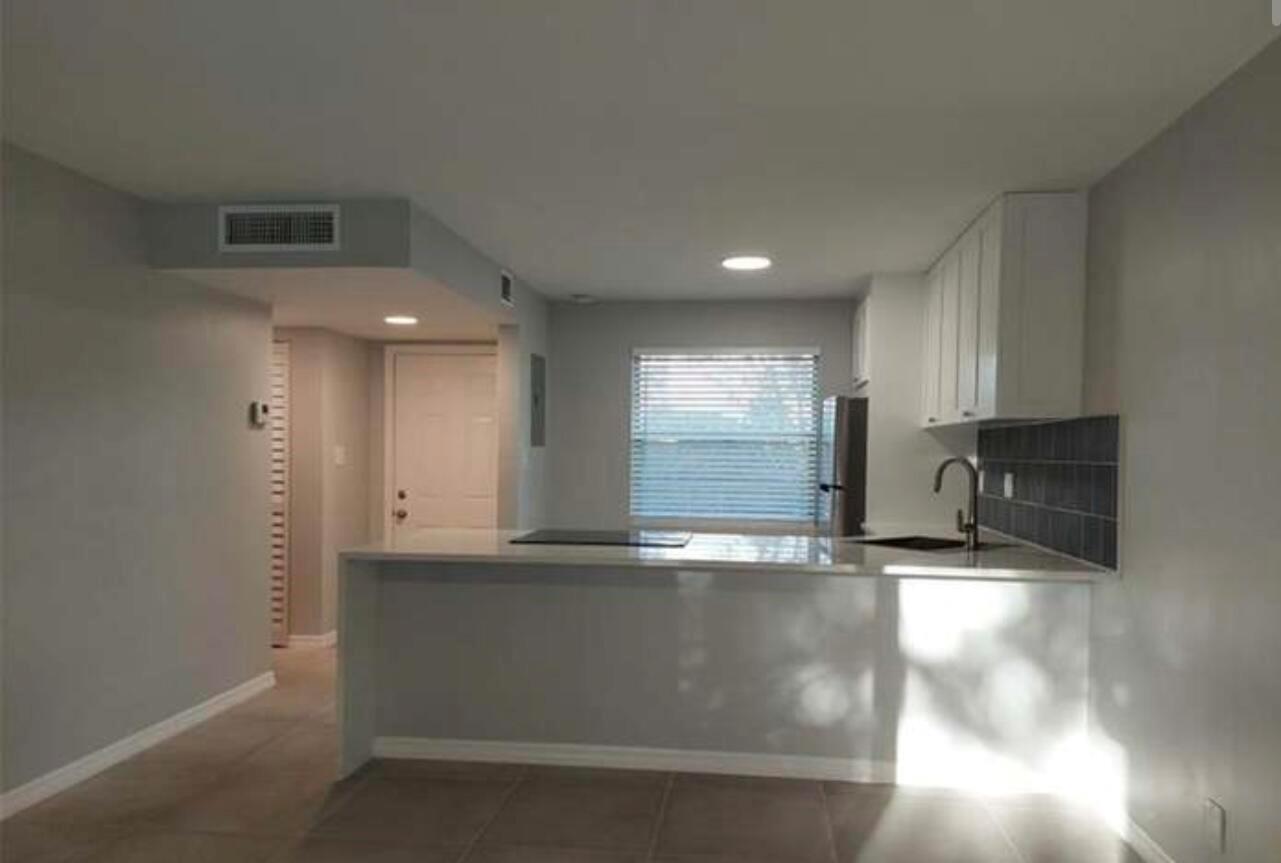 3301 NW 47th Terrace 308, Lauderdale Lakes, FL, 33319/$179,900 3 3301 NW 47th Terrace 308
