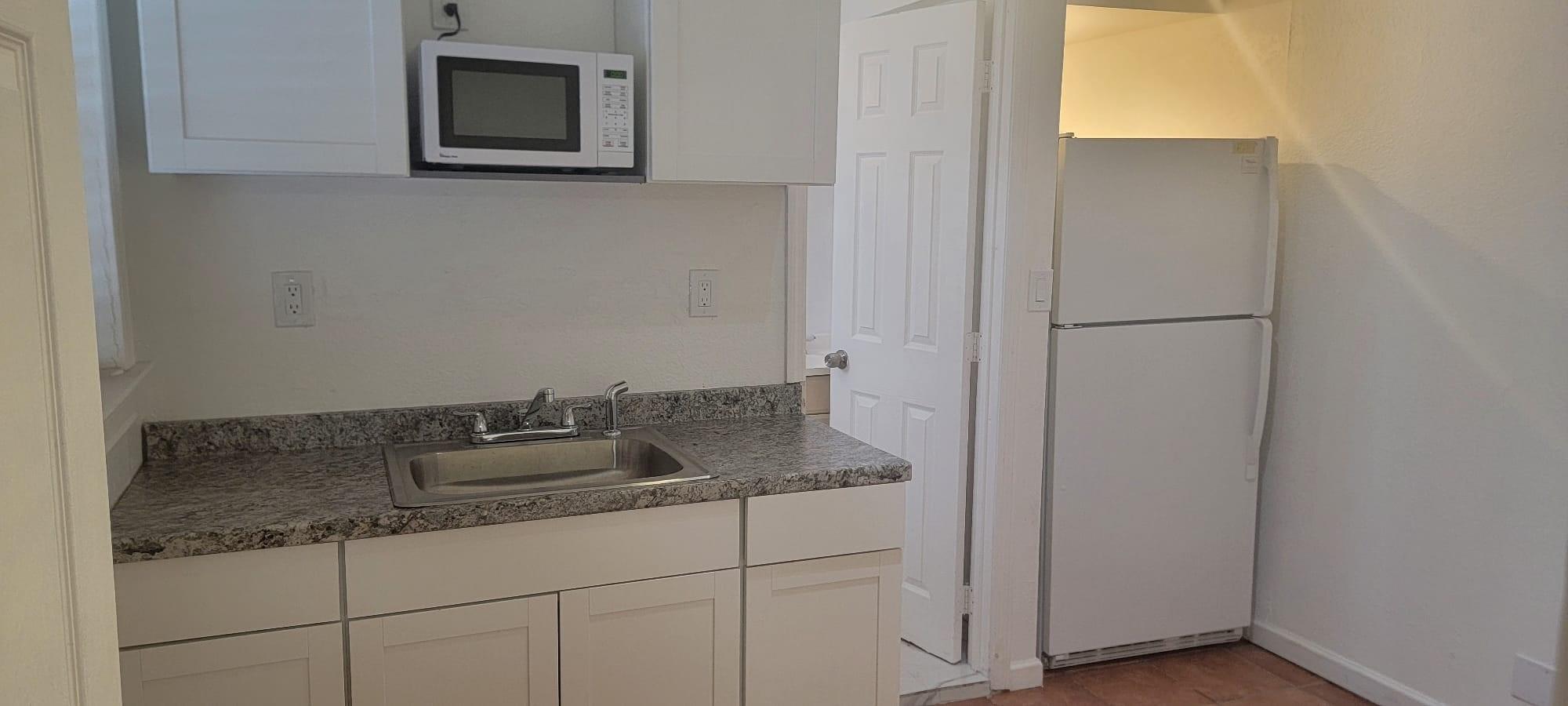 very nice large updated studio aparatment. Full bathroom with a shower large spacious kitchen .Ready to move in .Greal cental location