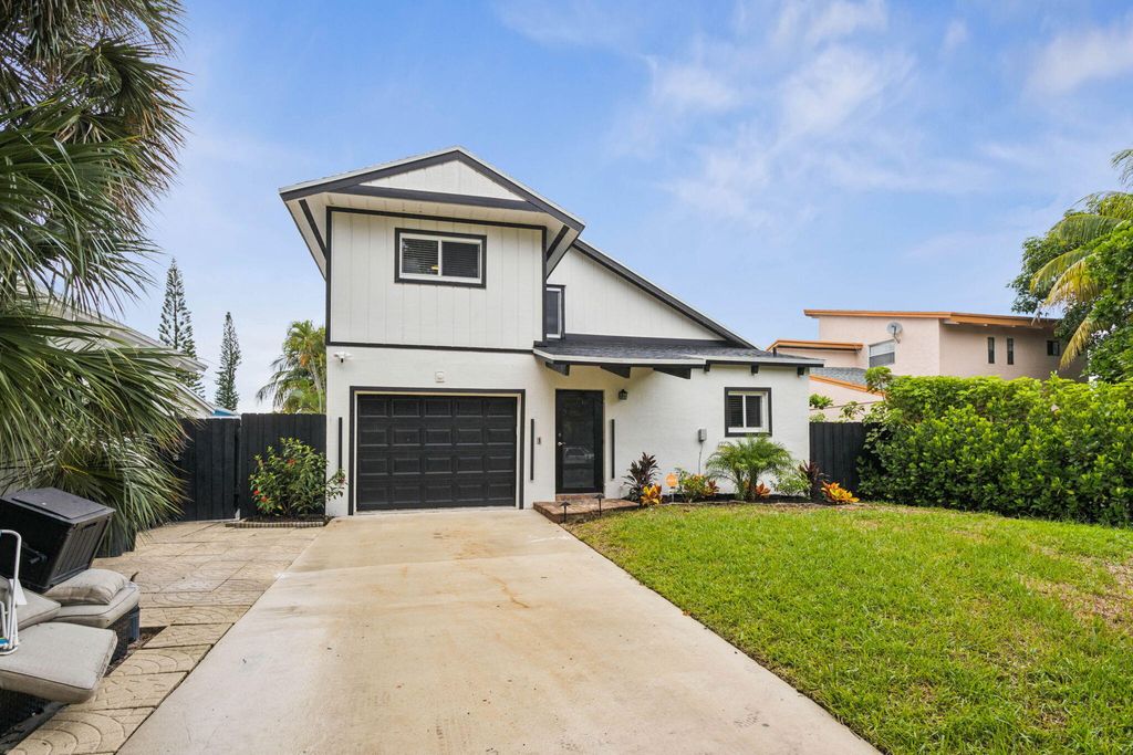 Photo of 2541 Southridge Road, Delray Beach, FL 33444 (MLS # B26022397)