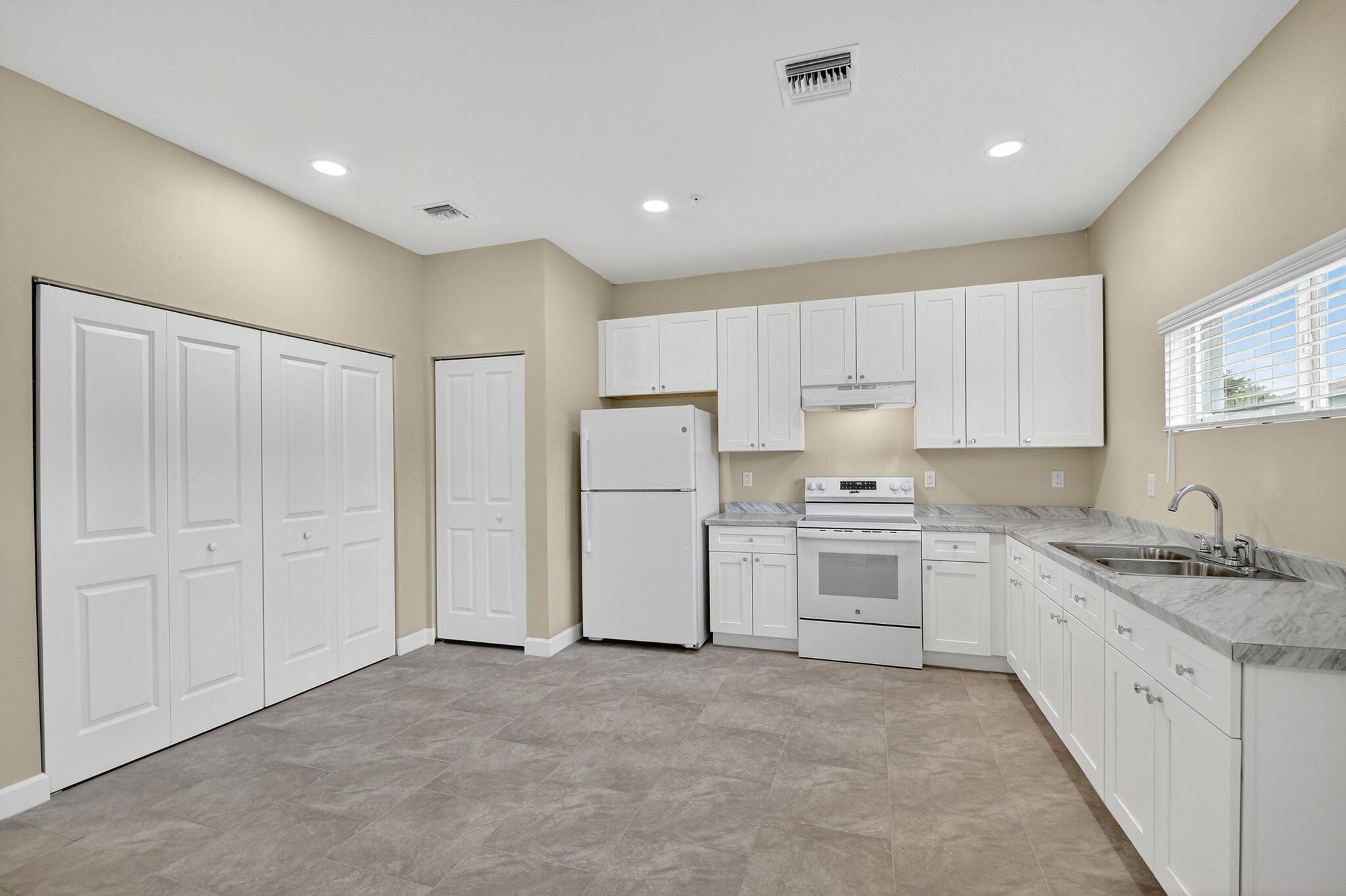 PALM BEACH FARMS CO 7 - Residential Lease