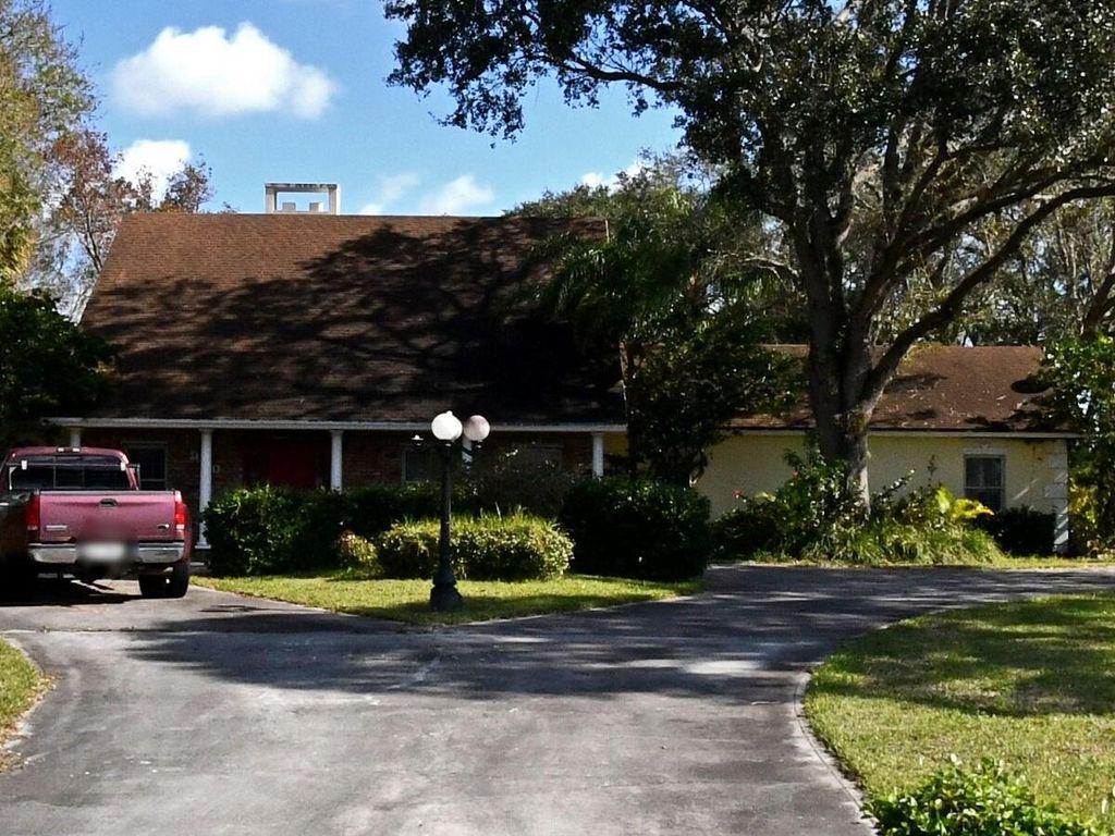 Photo of 510 Woodcrest Drive, Fort Pierce, FL 34945 (MLS # R10915753)