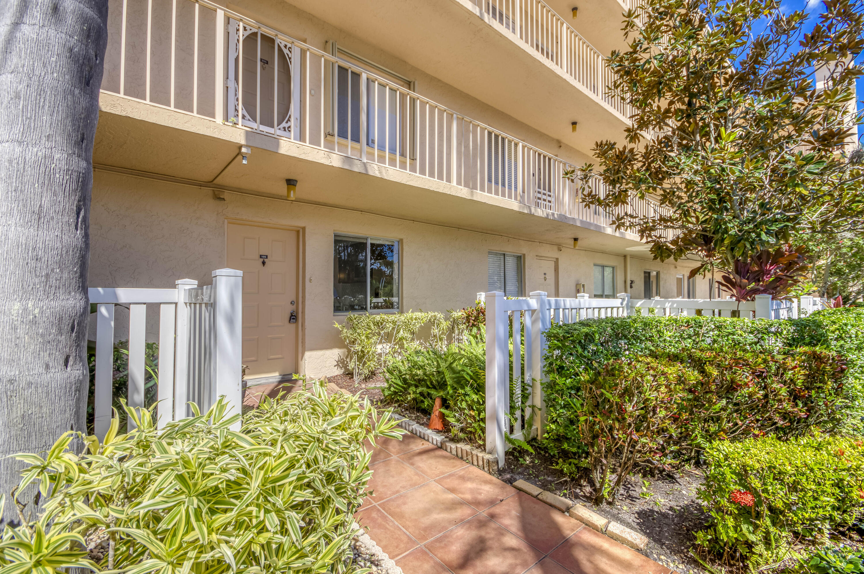 HUNTINGTON LAKES SEC TWO CONDOS - Residential Lease