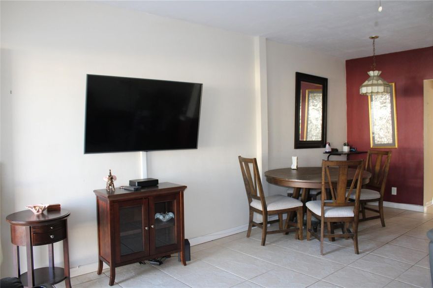 This 1/1 co-op sits in the charming 55+ community of Ro-Len Gardens. Located near shops, restaurants and neighboring cities of Aventura and Hollywood. Close to I-95 and the Fort Lauderdale International Airport. Patio seating in the rear of unit, community pool, clubhouse and more.