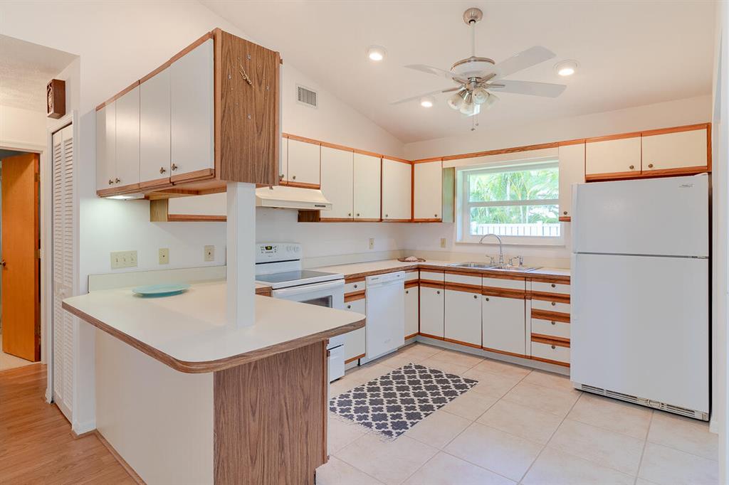 COUNTRY CLUB COVE - Residential