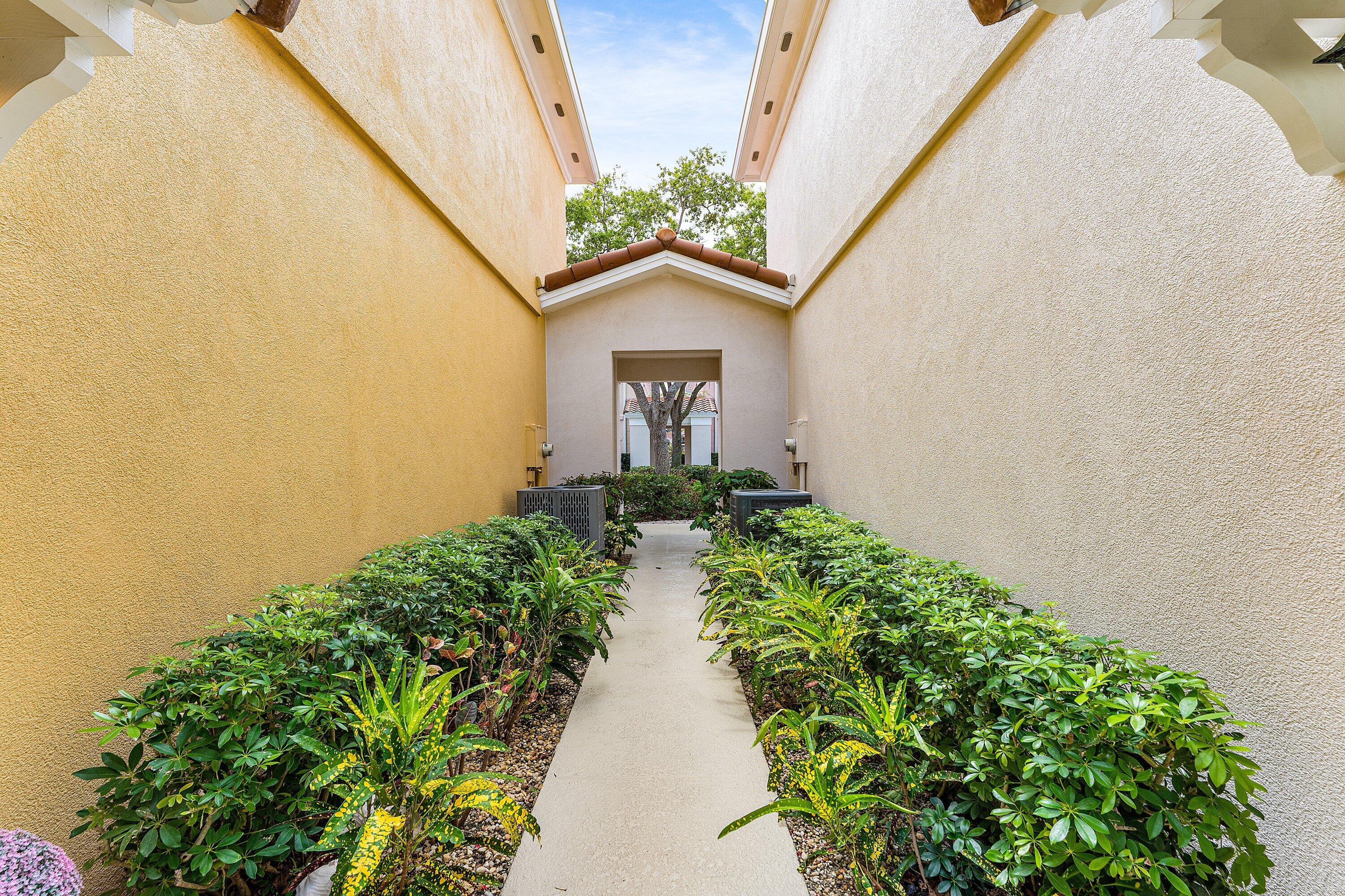 TEQUESTA OAKS - Residential