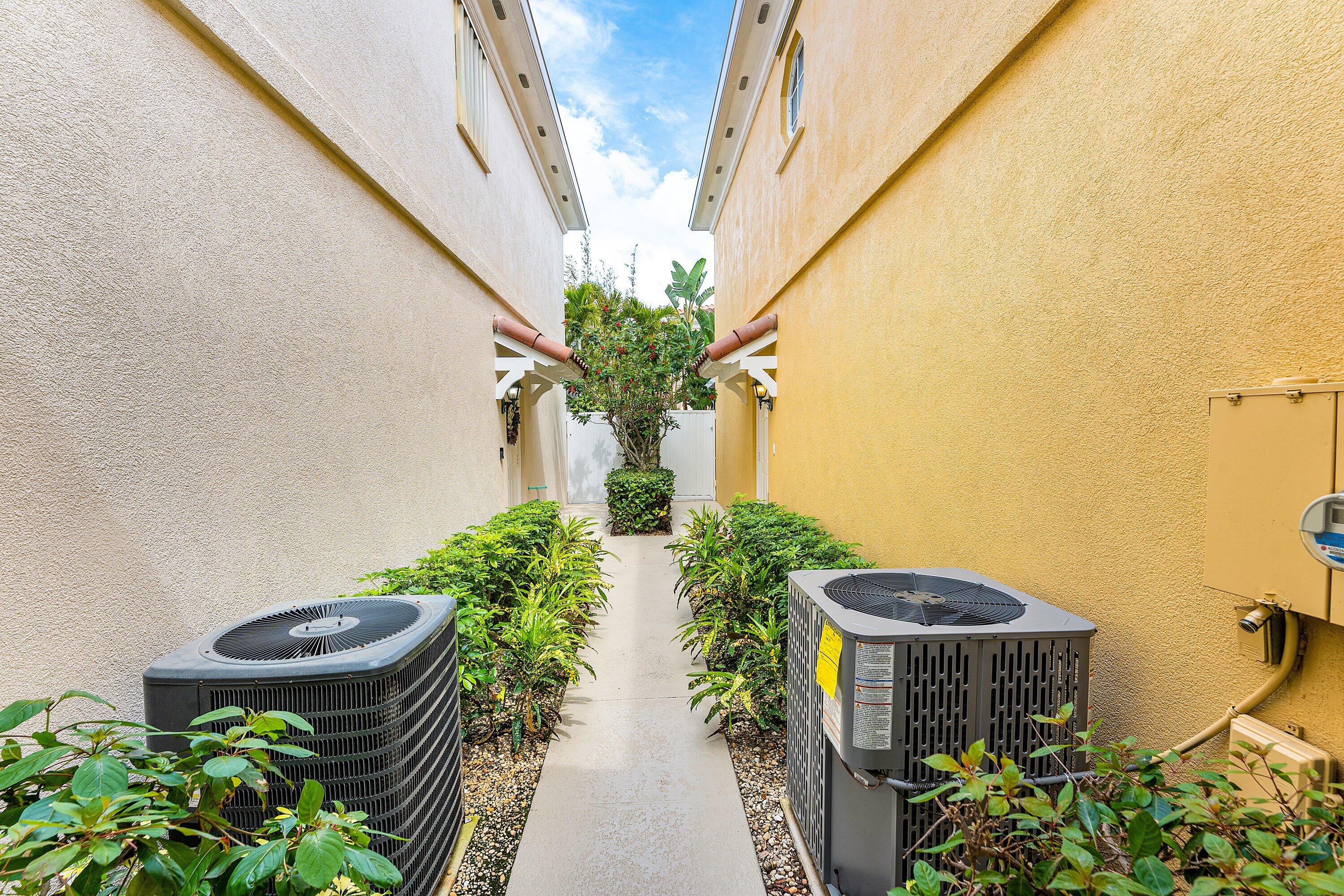 TEQUESTA OAKS - Residential