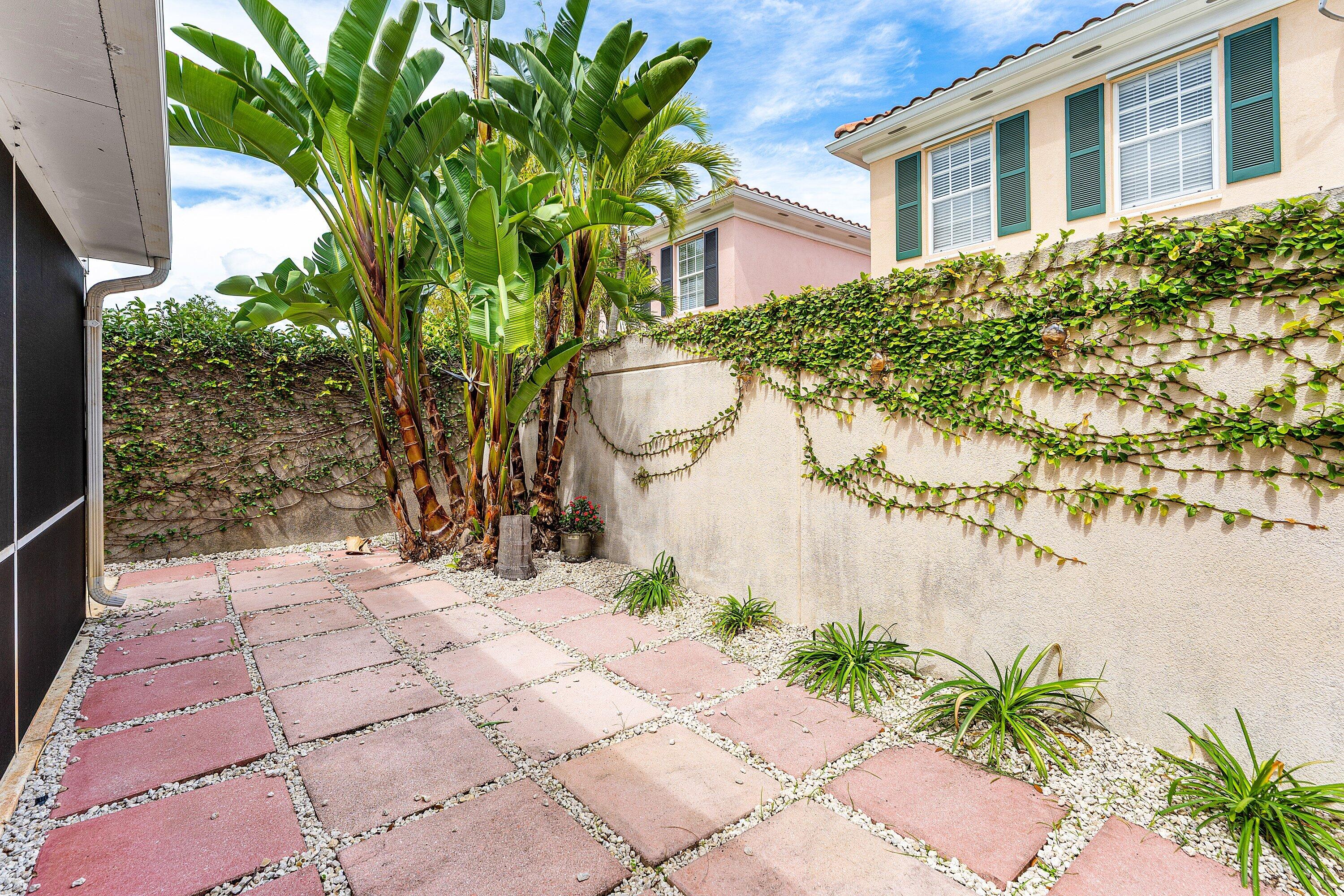 TEQUESTA OAKS - Residential