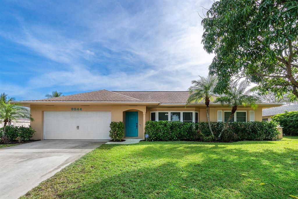 Photo of 9844 Dogwood Avenue, Palm Beach Gardens, FL 33410 (MLS # R10705549)