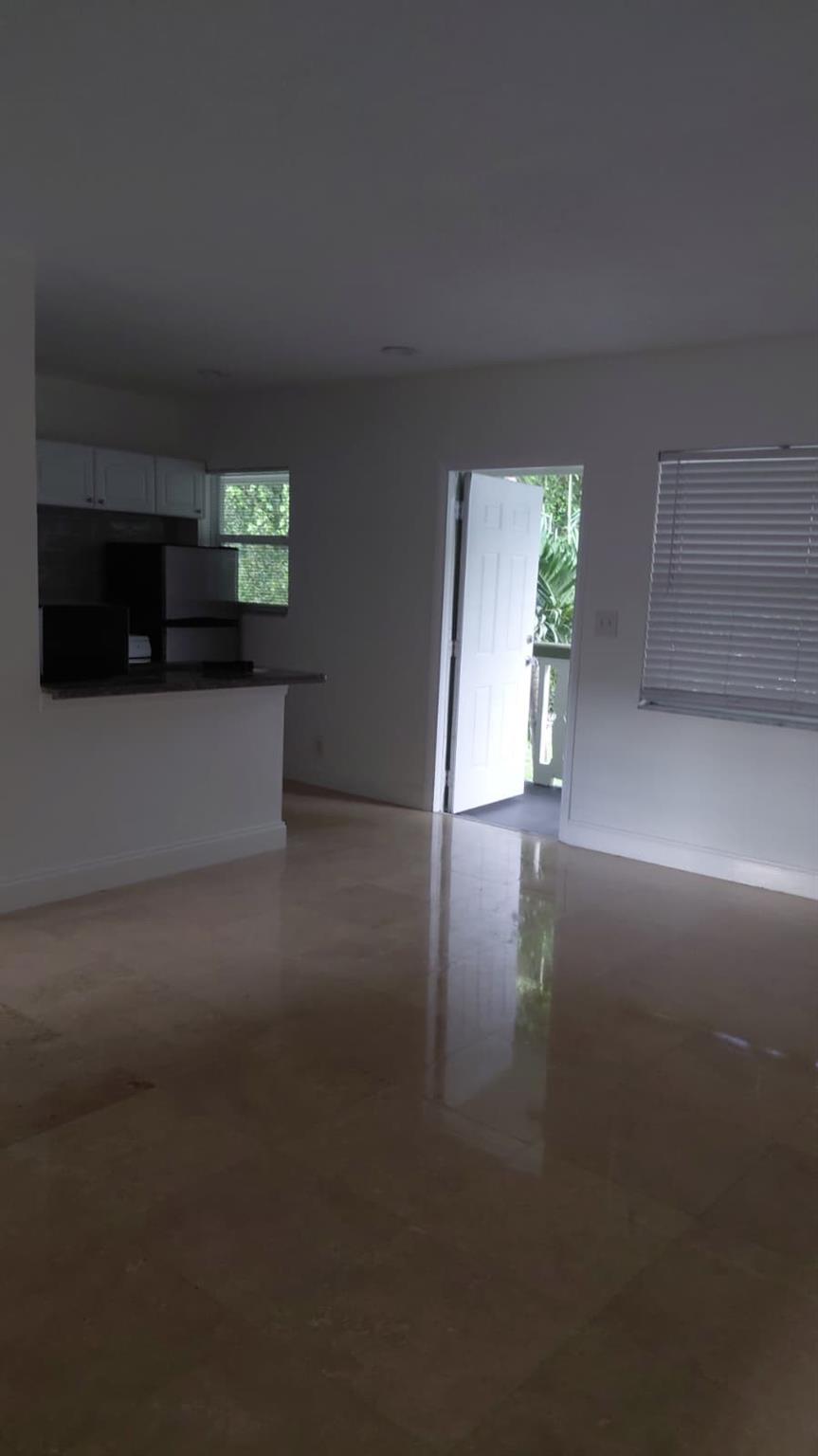 Spacious 2 bedrooms, 1 bath
Renovated kitchen with modern appliances
Water & parking included
Conveniently located near I-95 and Fort Lauderdale-Hollywood International Airport
Just 2 miles from the beach ???
Close to shopping, dining, and nightlife
Enjoy updated living in a prime location — minutes from downtown Fort Lauderdale and the coast. Perfect for professionals, small families, or anyone looking for comfort and convenience.