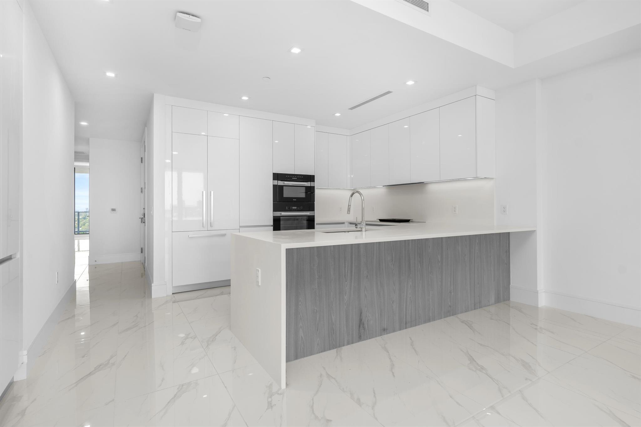 NAUTILUS 220 CONDOMINIUM - Residential