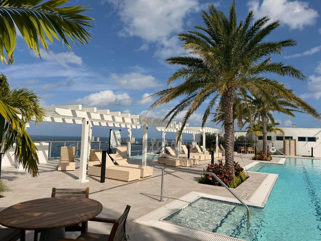 NAUTILUS 220 CONDOMINIUM - Residential