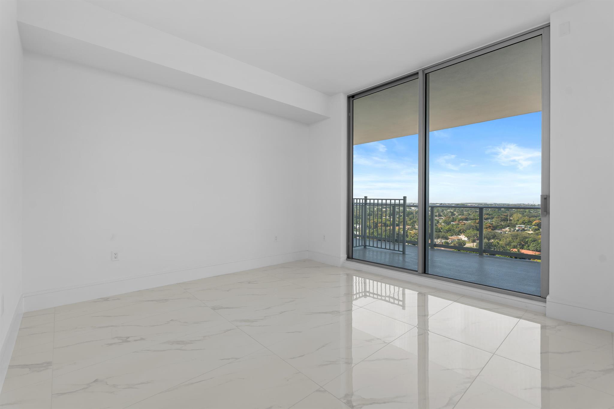 NAUTILUS 220 CONDOMINIUM - Residential