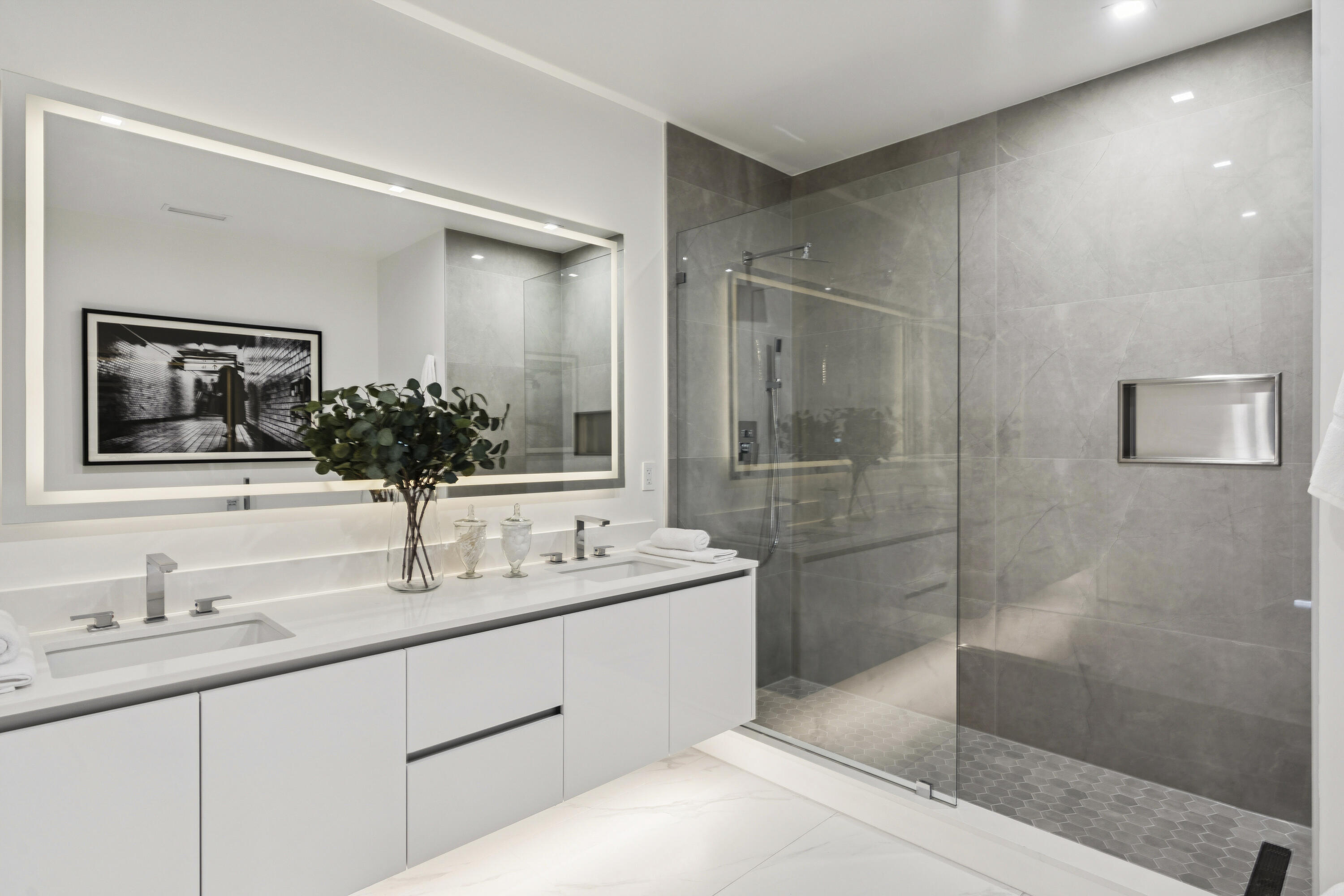 NAUTILUS 220 CONDOMINIUM - Residential