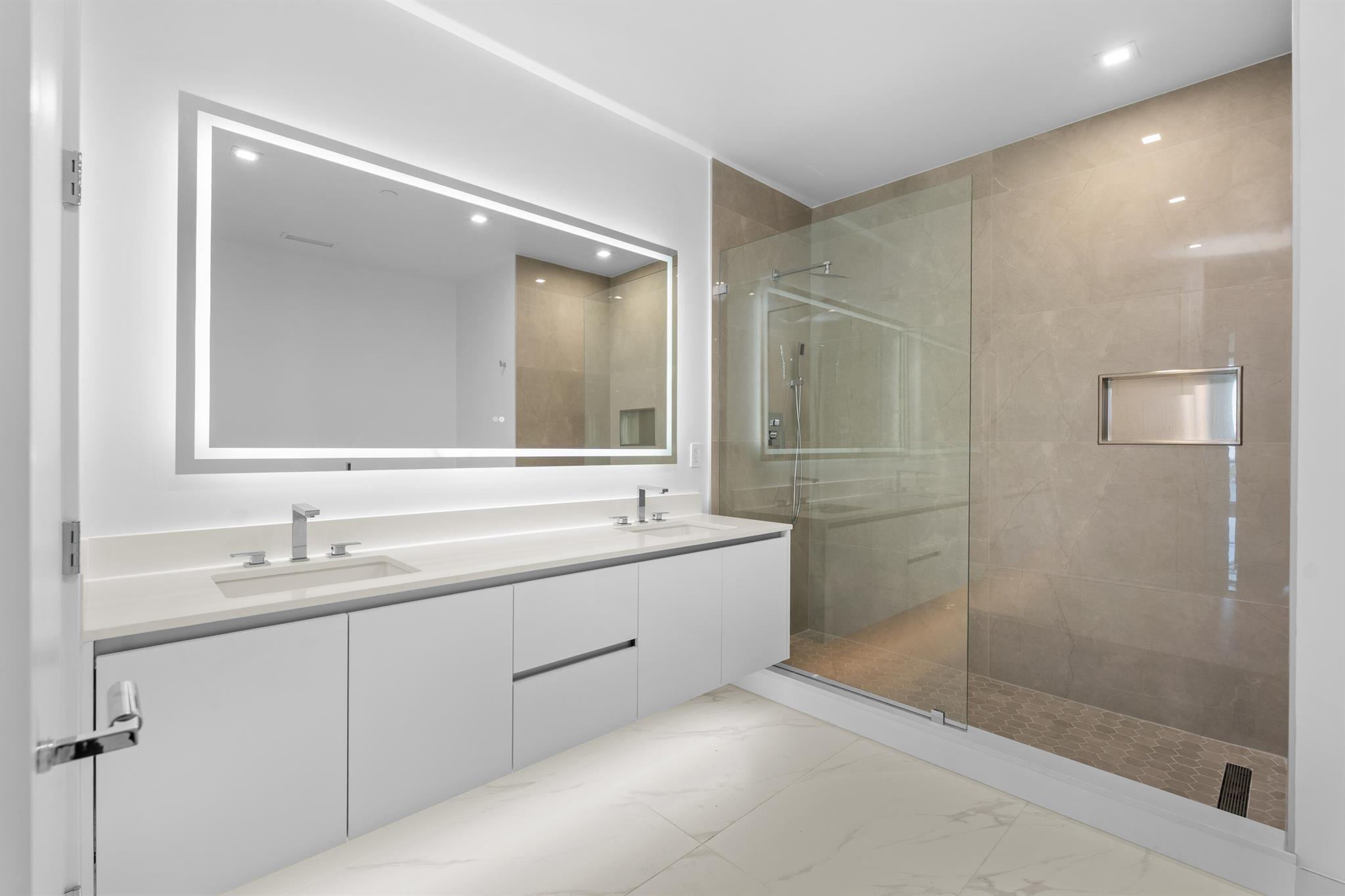 NAUTILUS 220 CONDOMINIUM - Residential