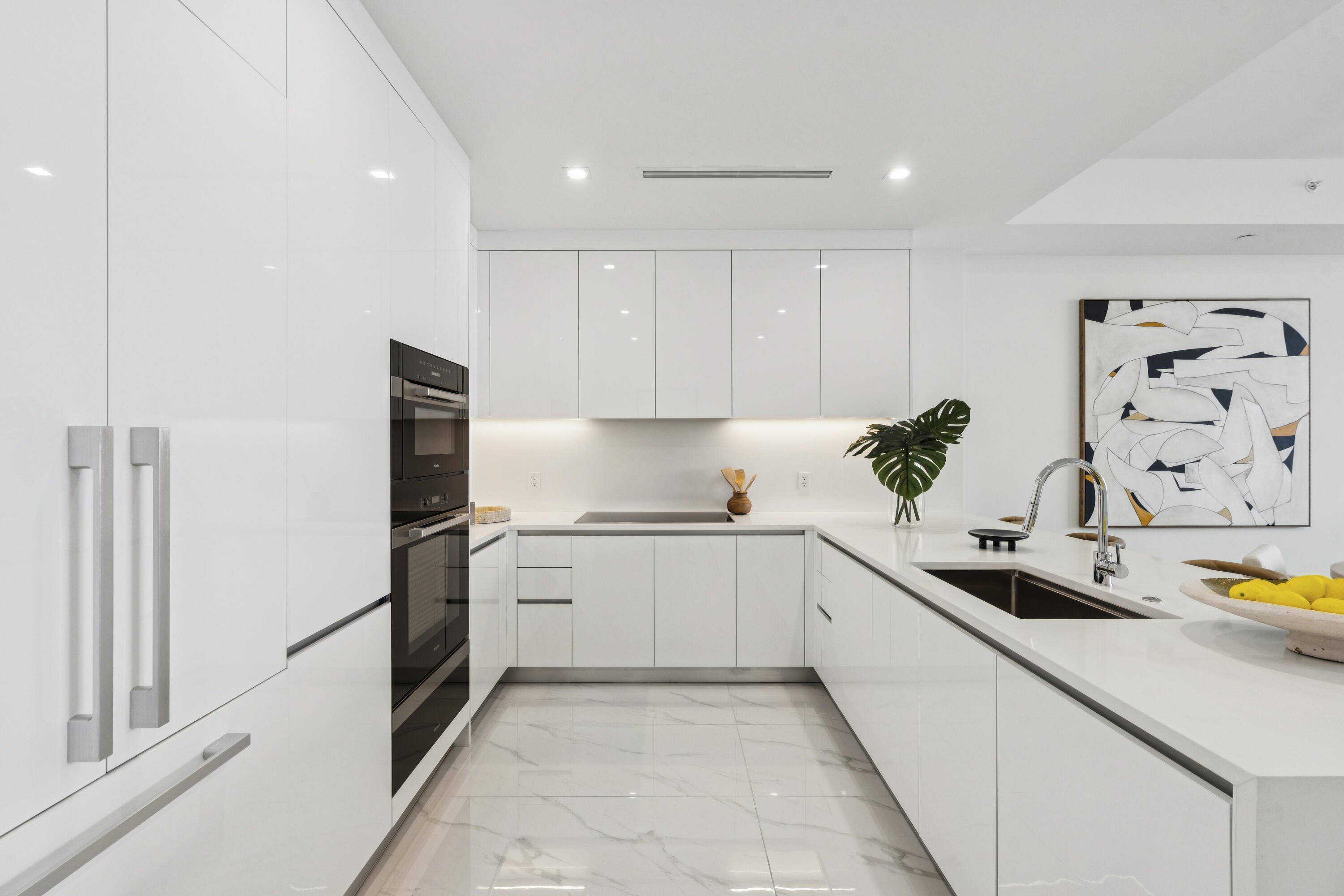 NAUTILUS 220 CONDOMINIUM - Residential