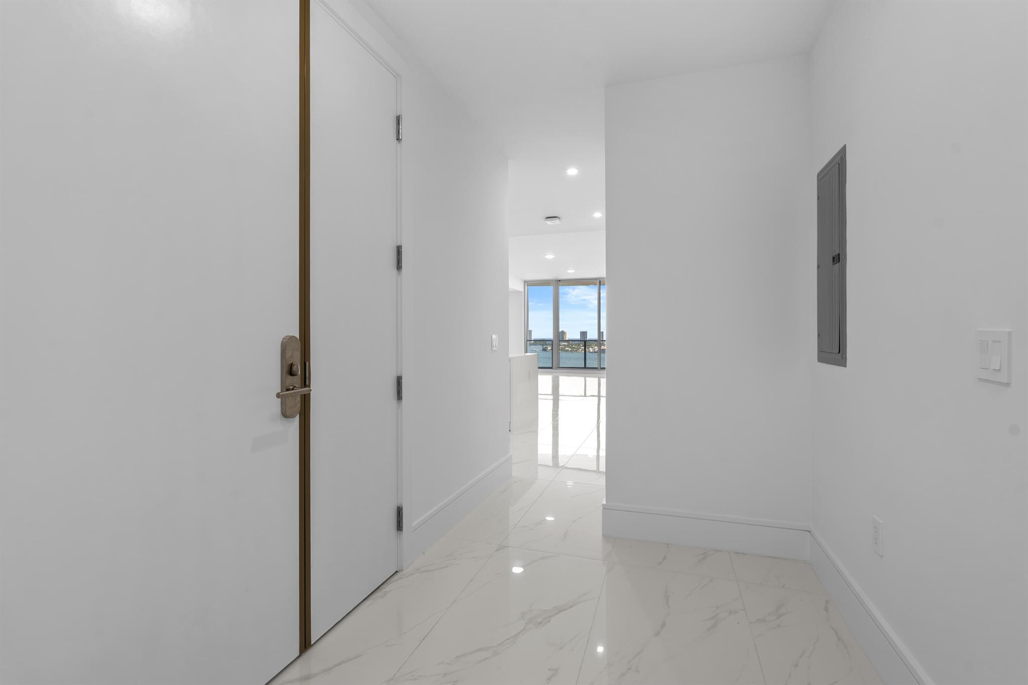 NAUTILUS 220 CONDOMINIUM - Residential