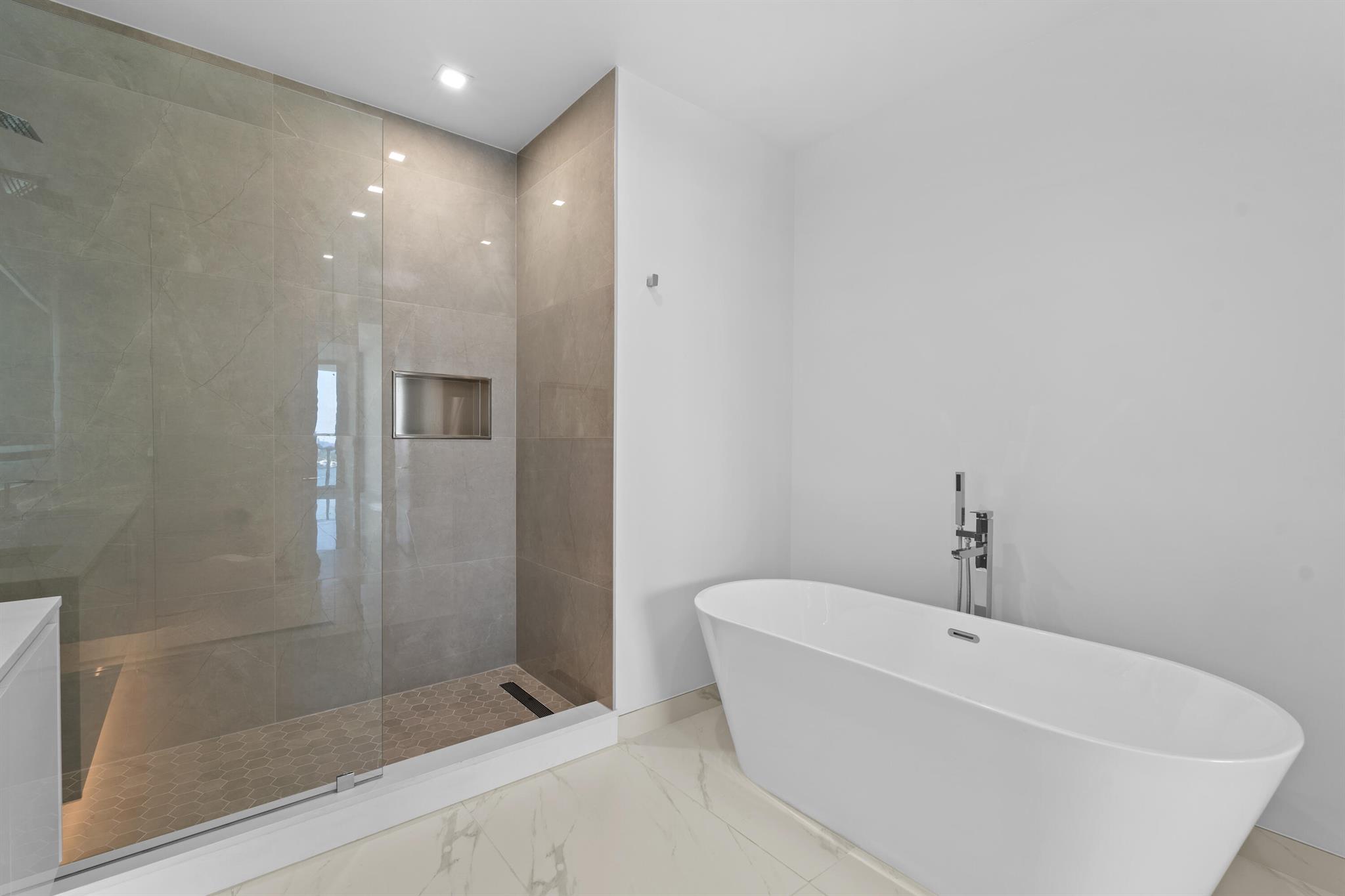 NAUTILUS 220 CONDOMINIUM - Residential