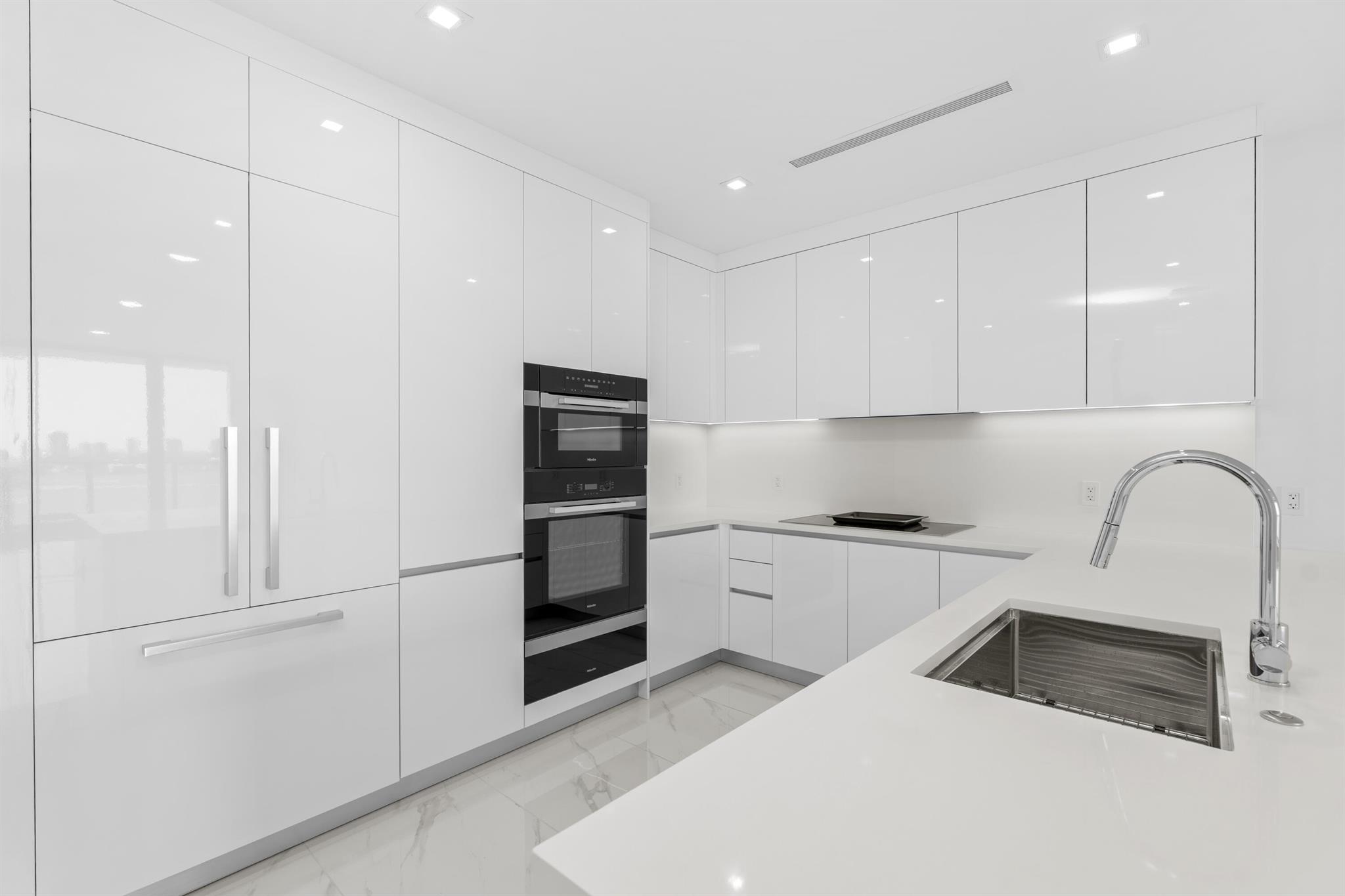 NAUTILUS 220 CONDOMINIUM - Residential