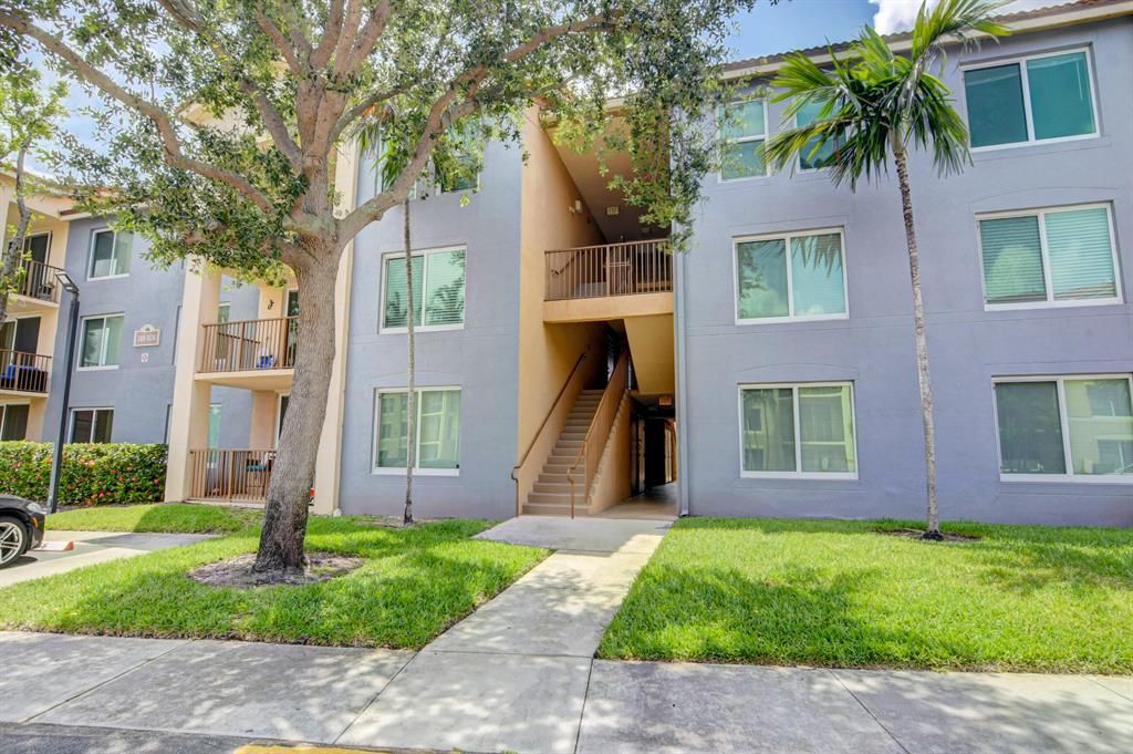 Photo of 1109 Villa Circle, Boynton Beach, FL 33435 (MLS # R10804533)