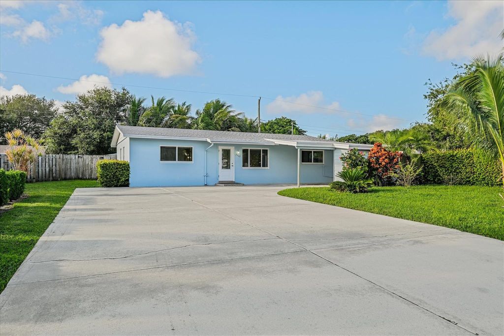 Photo of 2402 E Edgewater Drive, Palm Beach Gardens, FL 33410 (MLS # R11131217)