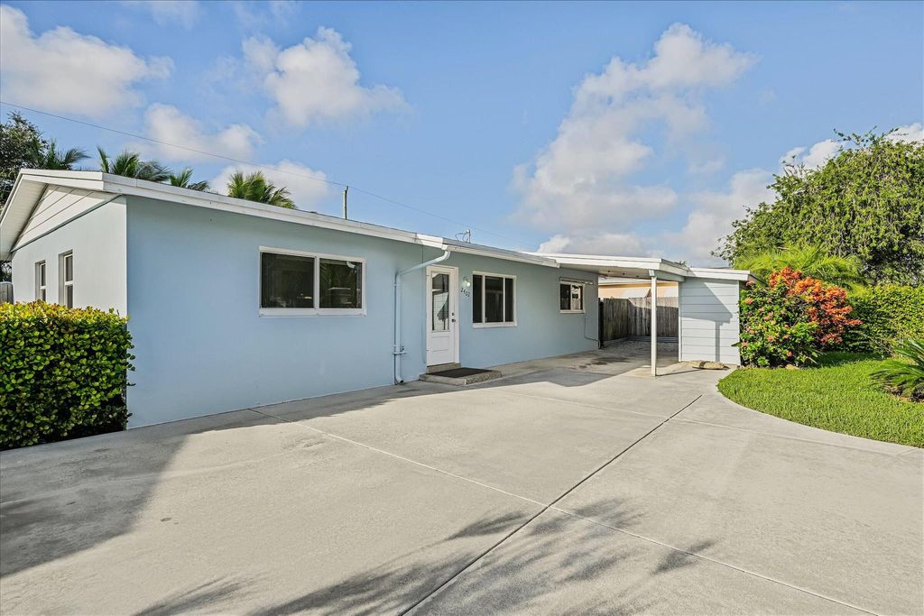 Photo of 2402 E Edgewater Drive, Palm Beach Gardens, FL 33410 (MLS # R11131217)