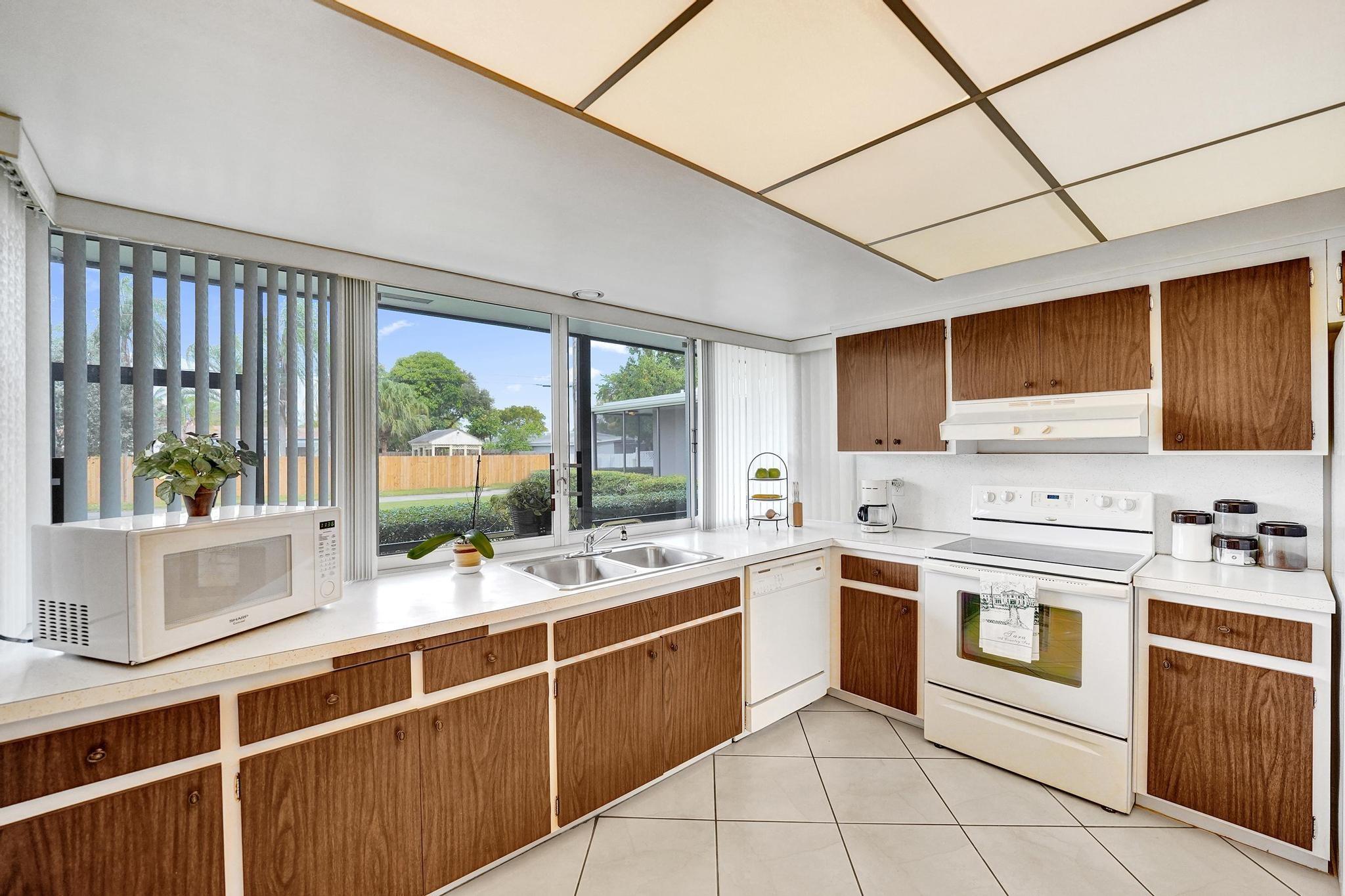 Hollywood Hills 6-22 B - Residential