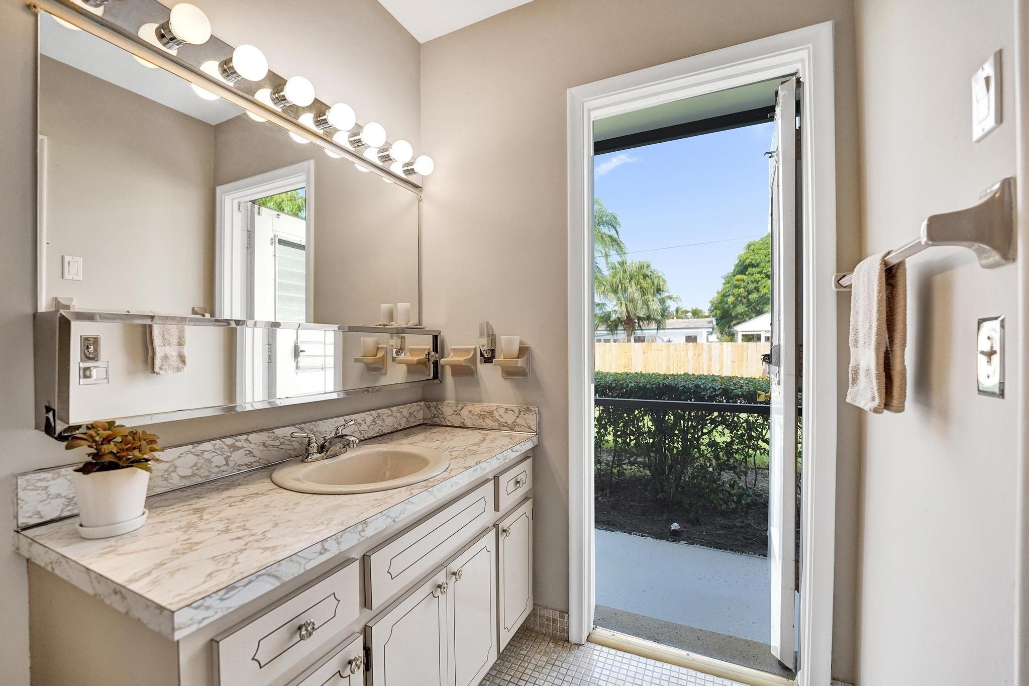 Hollywood Hills 6-22 B - Residential