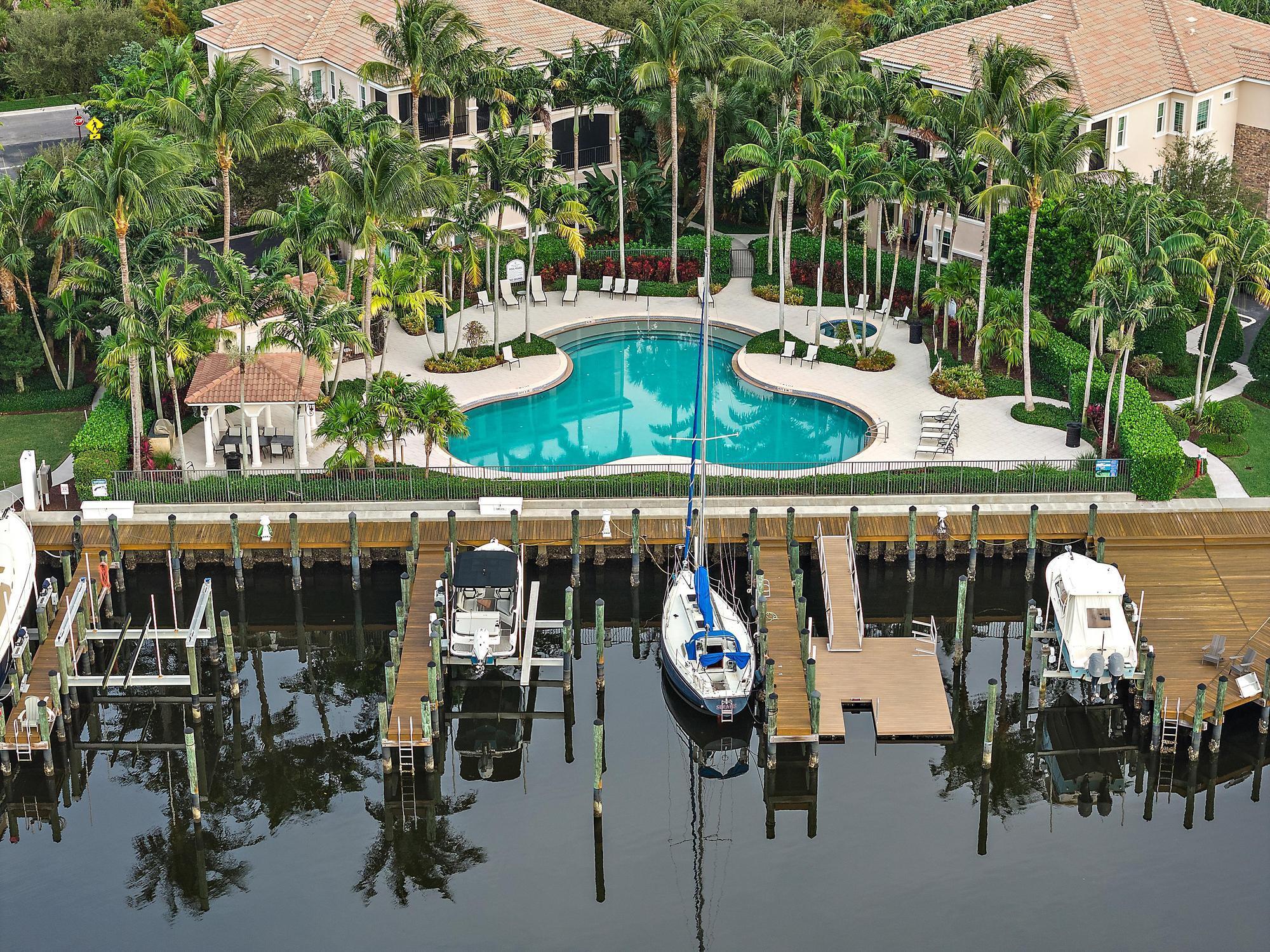 CARRIAGE HOMES AT FRENCHM - Residential