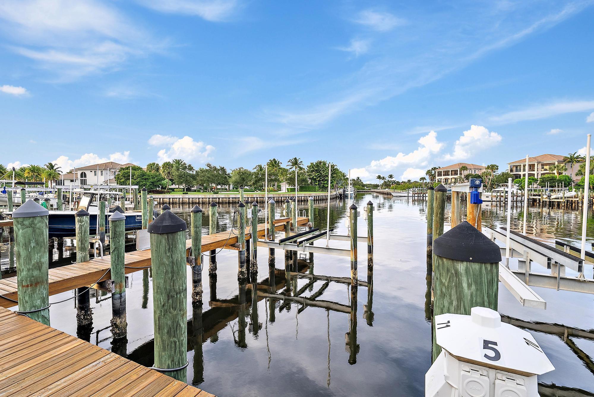 CARRIAGE HOMES AT FRENCHM - Residential