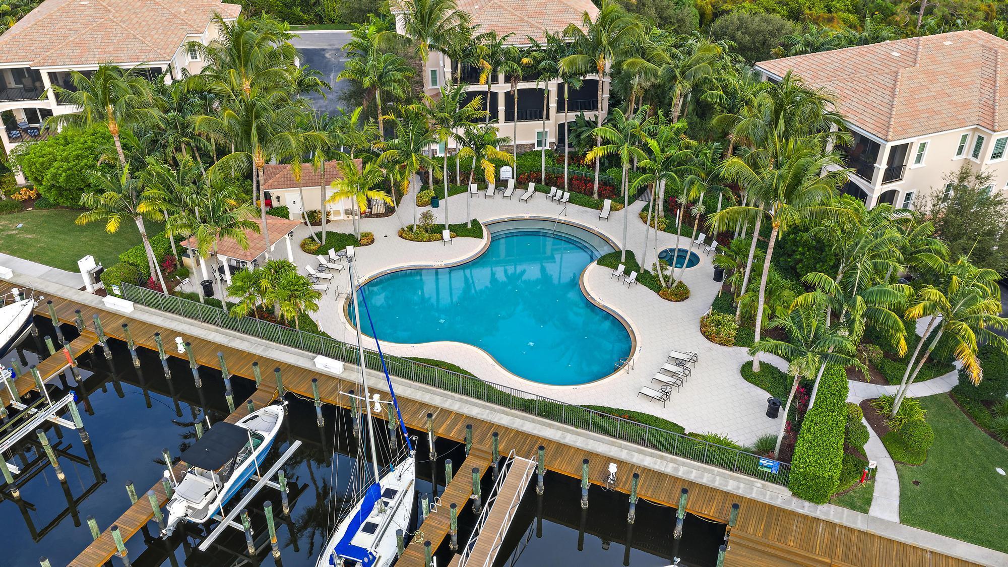 CARRIAGE HOMES AT FRENCHM - Residential