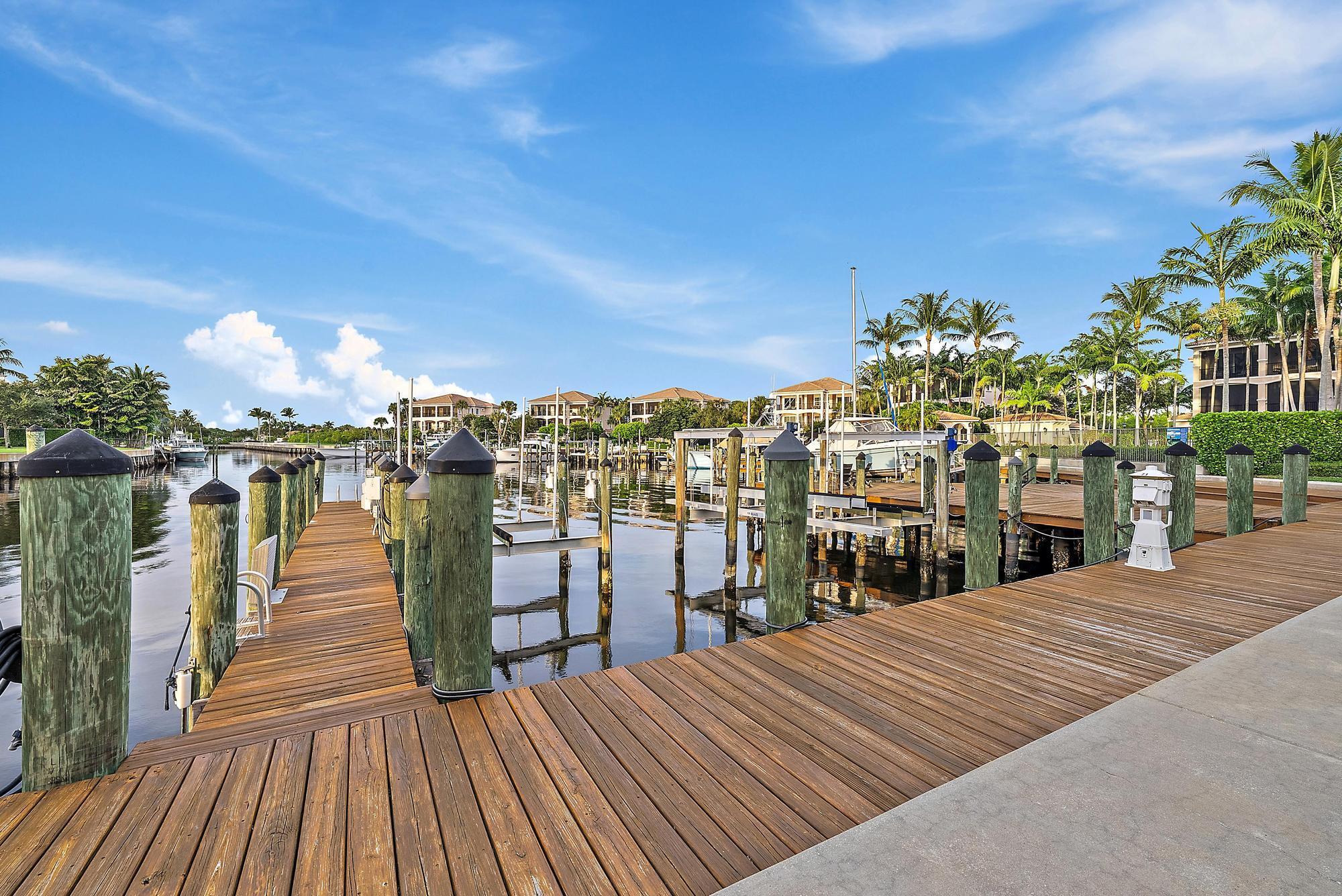 CARRIAGE HOMES AT FRENCHM - Residential