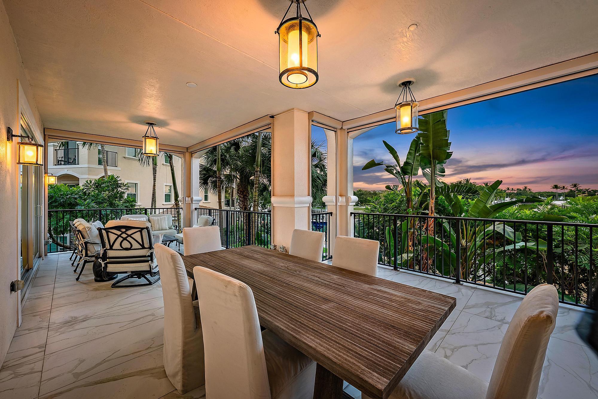 CARRIAGE HOMES AT FRENCHM - Residential