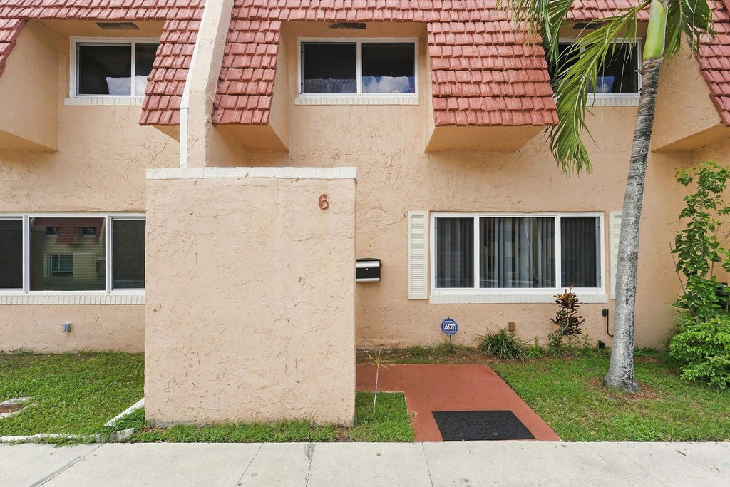 Photo of 6 Spinning Wheel Lane, Tamarac, FL 33319 (MLS # B26066548)