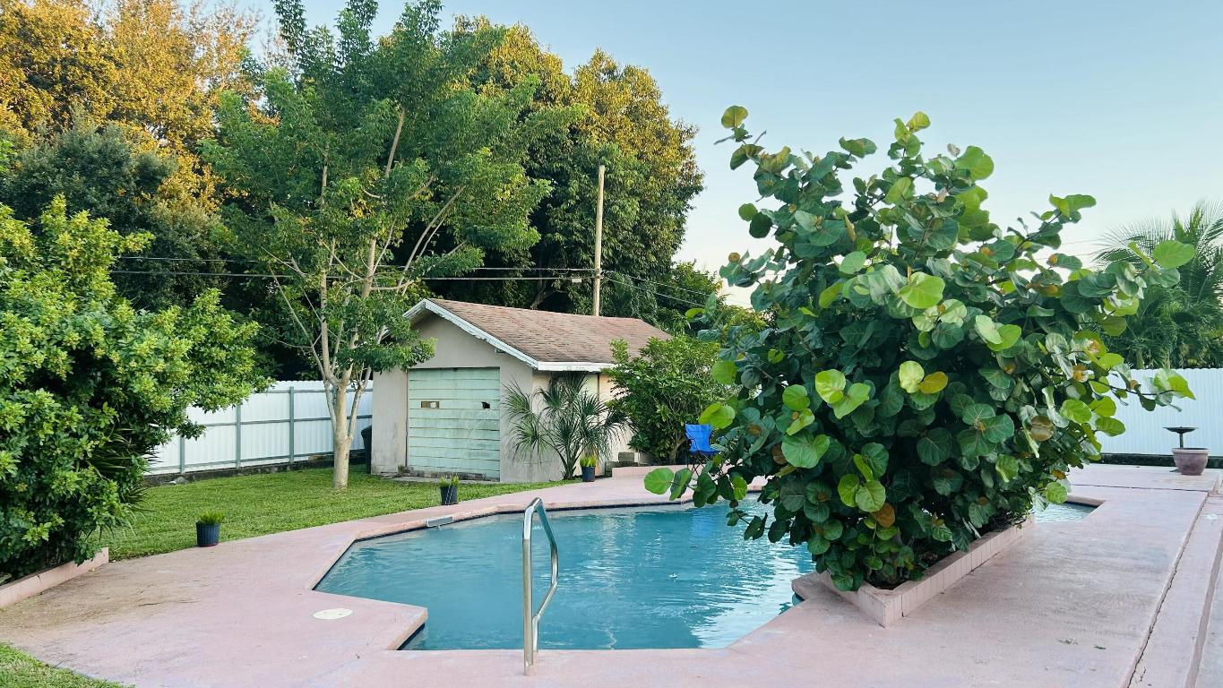 LAURA LANE UNREC ON AM-52 - Residential