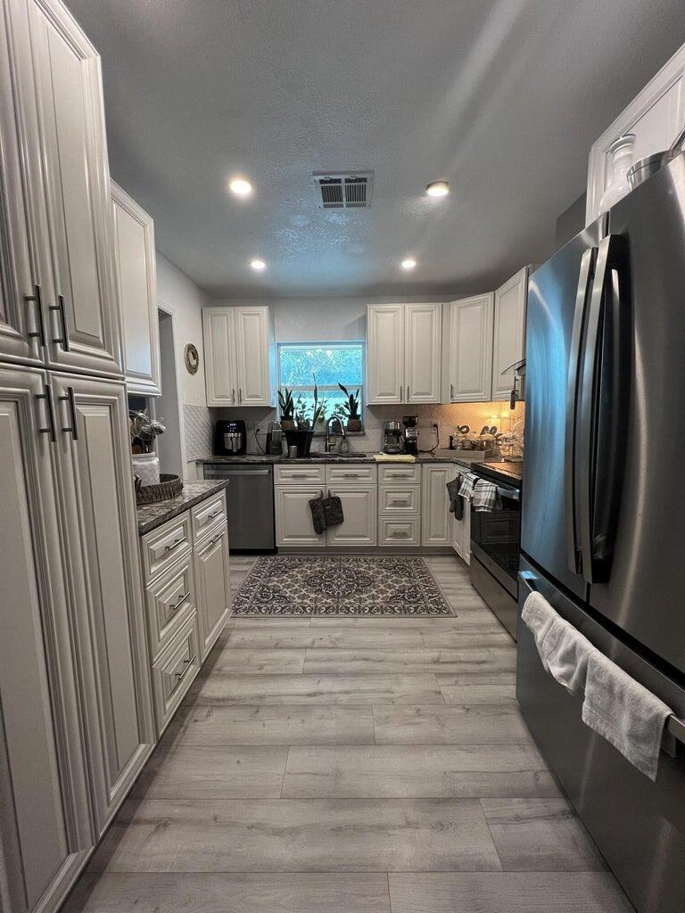 2084 Laura Lane