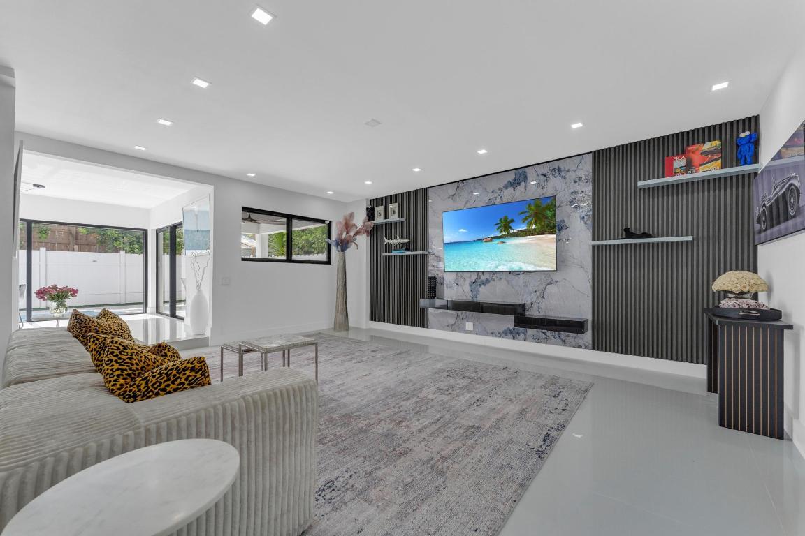 2724 N Ocean Boulevard