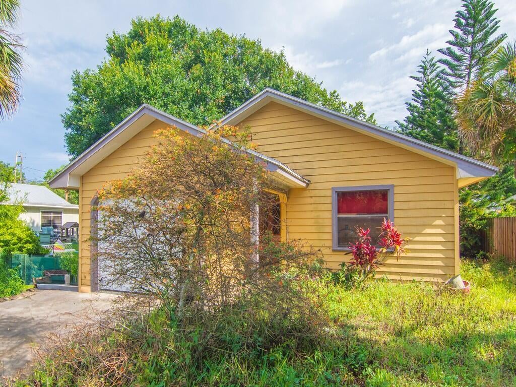 Photo of 3625 2nd Lane, Vero Beach, FL 32968 (MLS # R11094547)