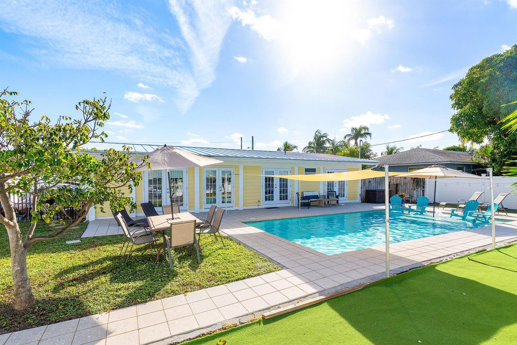 Photo of 811 W Ocean Avenue, Lantana, FL 33462 (MLS # R10939562)