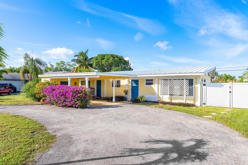 Photo of 811 W Ocean Avenue, Lantana, FL 33462 (MLS # R10939562)