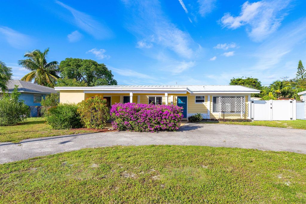 Photo of 811 W Ocean Avenue, Lantana, FL 33462 (MLS # R10939562)