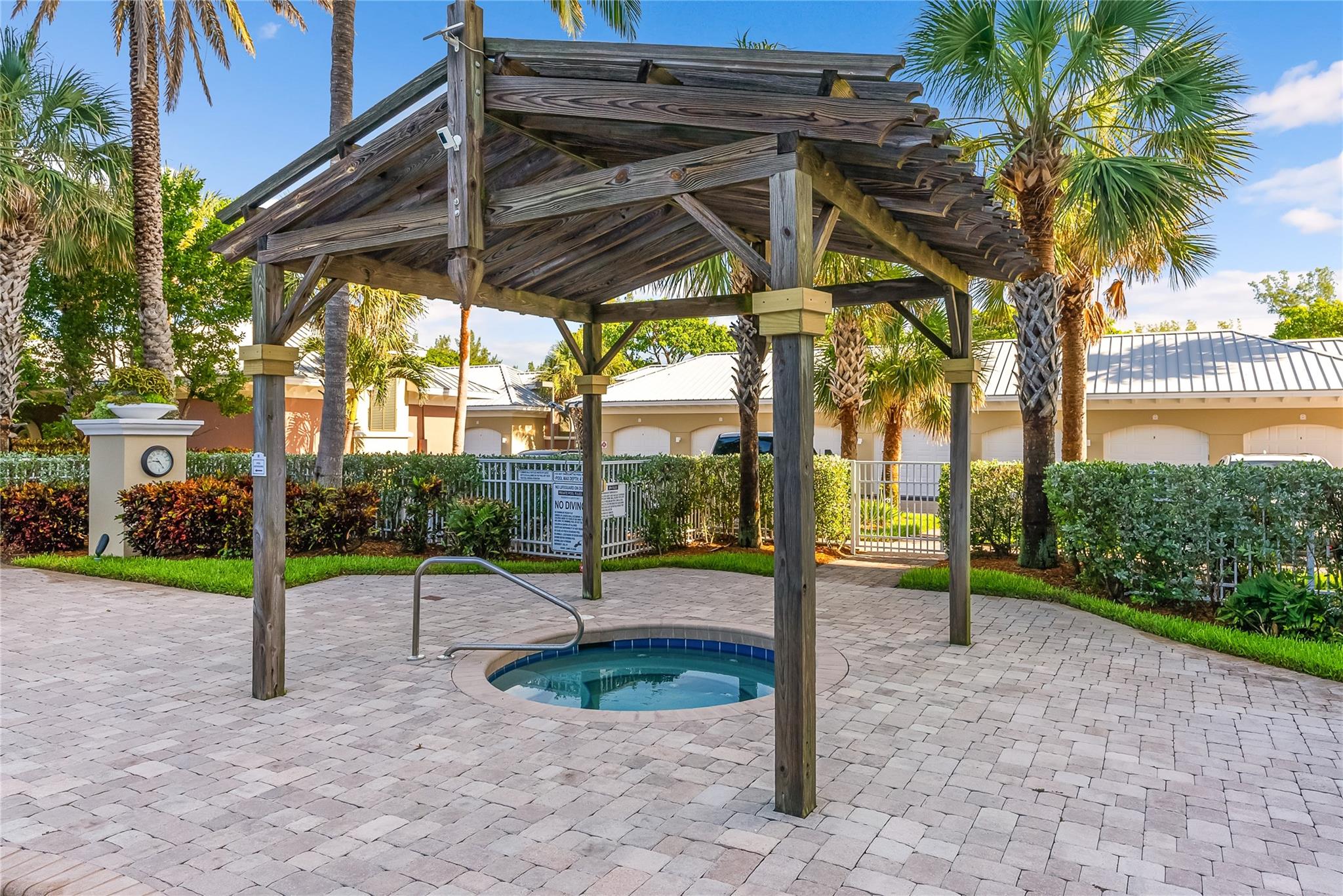 GRAND ISLE OF NORTH HUTCH - Residential